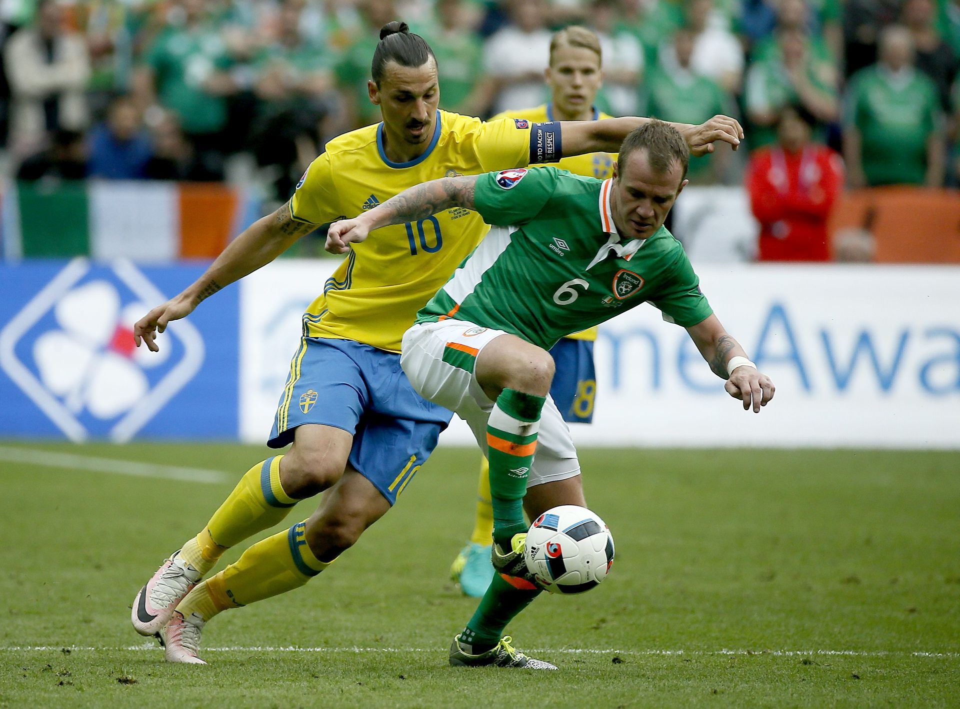 epa05362326 Zlatan Ibrahimovic of Sweden (L) and Glenn Whelan of Ireland in action during the UEFA EURO 2016 group E preliminary round match between Ireland and Sweden at Stade de France in Saint-Denis, France, 13 June 2016.

(RESTRICTIONS APPLY: For editorial news reporting purposes only. Not used for commercial or marketing purposes without prior written approval of UEFA. Images must appear as still images and must not emulate match action video footage. Photographs published in online publications (whether via the Internet or otherwise) shall have an interval of at least 20 seconds between the posting.)  EPA/ETIENNE LAURENT   EDITORIAL USE ONLY