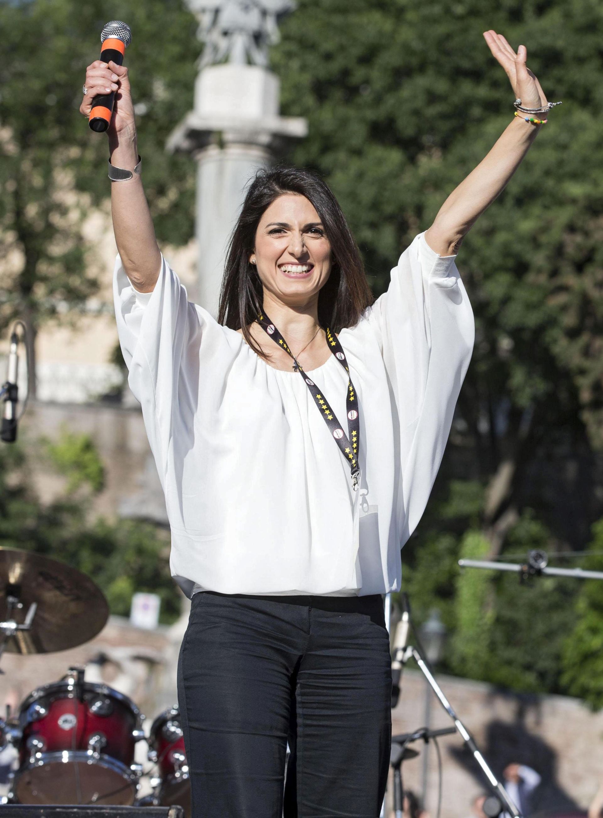 epa05344641 Virginia Raggi, Rome mayoral candidate of anti-establishment 5-Star Movement (M5S), waves during a election campain rally in Rome, Italy, 03 June 2016. Municipal elections will be held in Milan, Rome and other Italian major cities on 05 June.  EPA/MASSIMO PERCOSSI