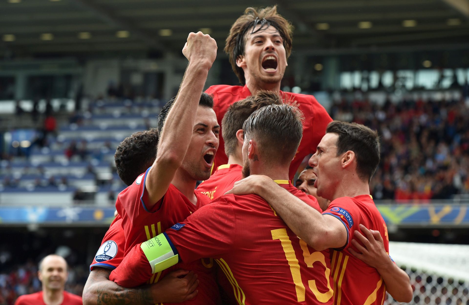 epa05361758 Spain players celebrate after scoring the 1-0 goal during the UEFA EURO 2016 group D preliminary round match between Spain and Czech Republic at Stade Municipal de Toulouse in Toulouse, France, 13 June 2016.

(RESTRICTIONS APPLY: For editorial news reporting purposes only. Not used for commercial or marketing purposes without prior written approval of UEFA. Images must appear as still images and must not emulate match action video footage. Photographs published in online publications (whether via the Internet or otherwise) shall have an interval of at least 20 seconds between the posting.)  EPA/VASSIL DONEV   EDITORIAL USE ONLY