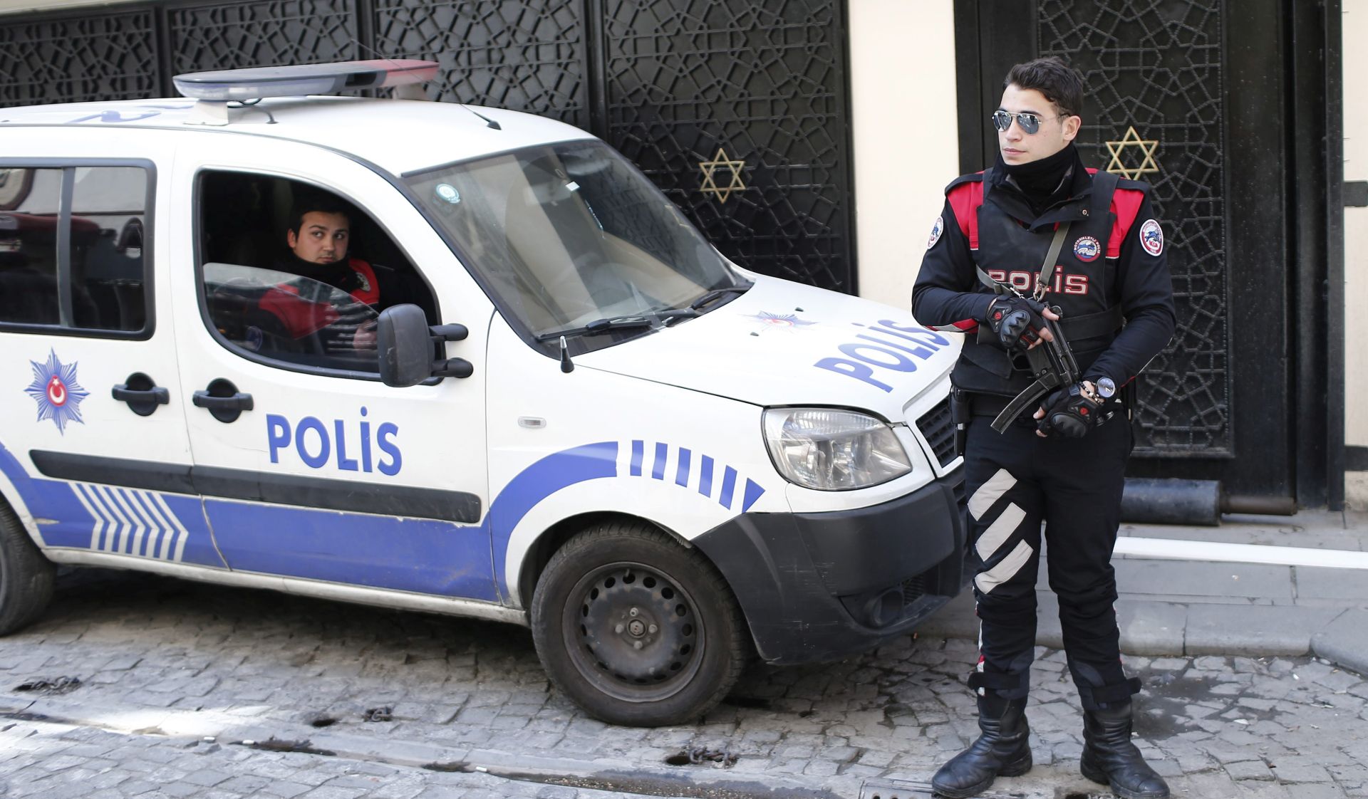 epa05234484 Armed Turkish police guards in front of the Neve Shalom synagogue in Istanbul, Turkey, 29 March 2016, reacting on security concerns after Israels anti-terrorism bureau had issued a warning that threats exist 'throughout Turkey'. The bureau specifically mentioned a threat to Israeli tourists and Jewish institutions including schools and synagogues. Israel on 28 March had raised the alert level for traveling to Turkey, and called on its citizens to leave the country 'as soon as possible'.  EPA/SEDAT SUNA