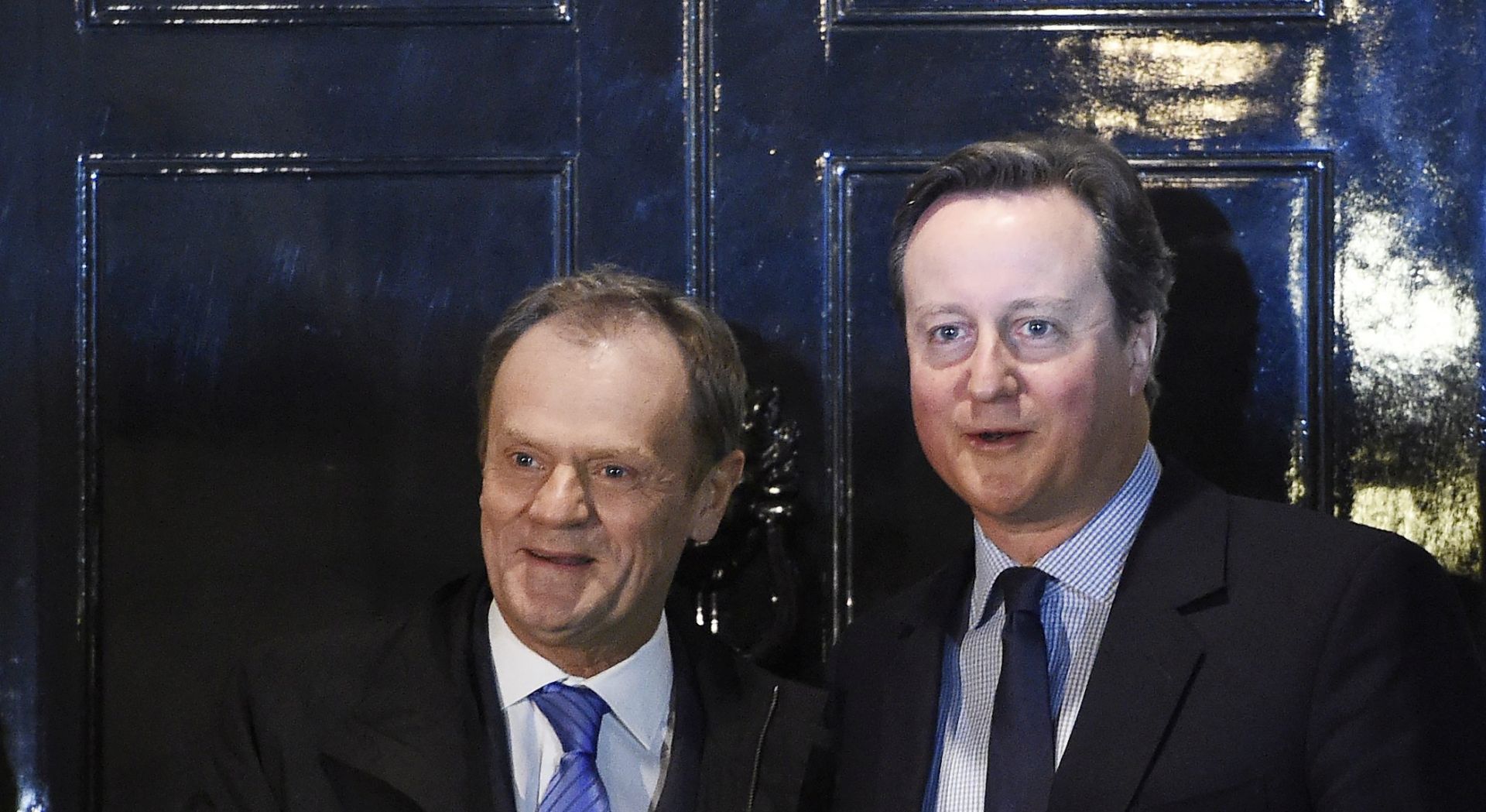 epa05137701 Britain's Prime Minister David Cameron (R) meets the President of the European Council, Donald Tusk (L), on the steps of No. 10 Downing Street, in London, Britain, 31 January 2016. EU President Donald Tusk arrived in London on Sunday for talks over dinner with Prime Minister David Cameron on Britain's demand for EU reforms, with Tusk expected to release his proposed response to the demands in the next few days.  EPA/FACUNDO ARRIZABALAGA