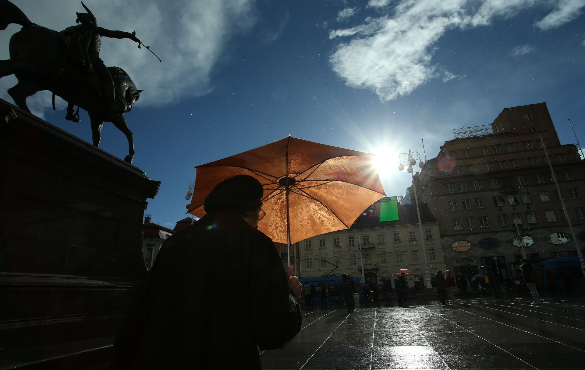 18.11.2014., Zagreb - Zanimljiv prizor na glavnom gradskom trgu uprilicio je trenutak kada je istovremeno padala kisa i zasjalo jako sunce. Photo: Sanjin Strukic/PIXSELL