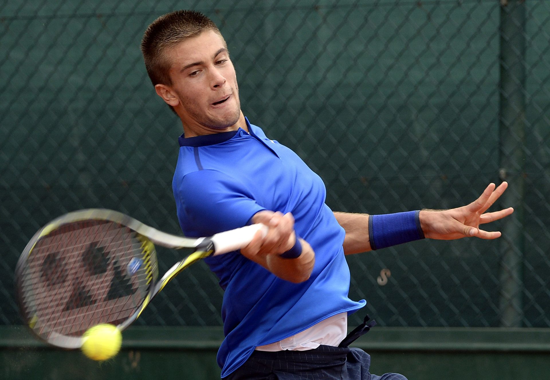 epa05330311 Borna Coric of Croatia in action against Bernard Tomic of Australia during their men's single second round match at the French Open tennis tournament at Roland Garros in Paris, France, 26 May 2016.​​​  EPA/Caroline Blumberg