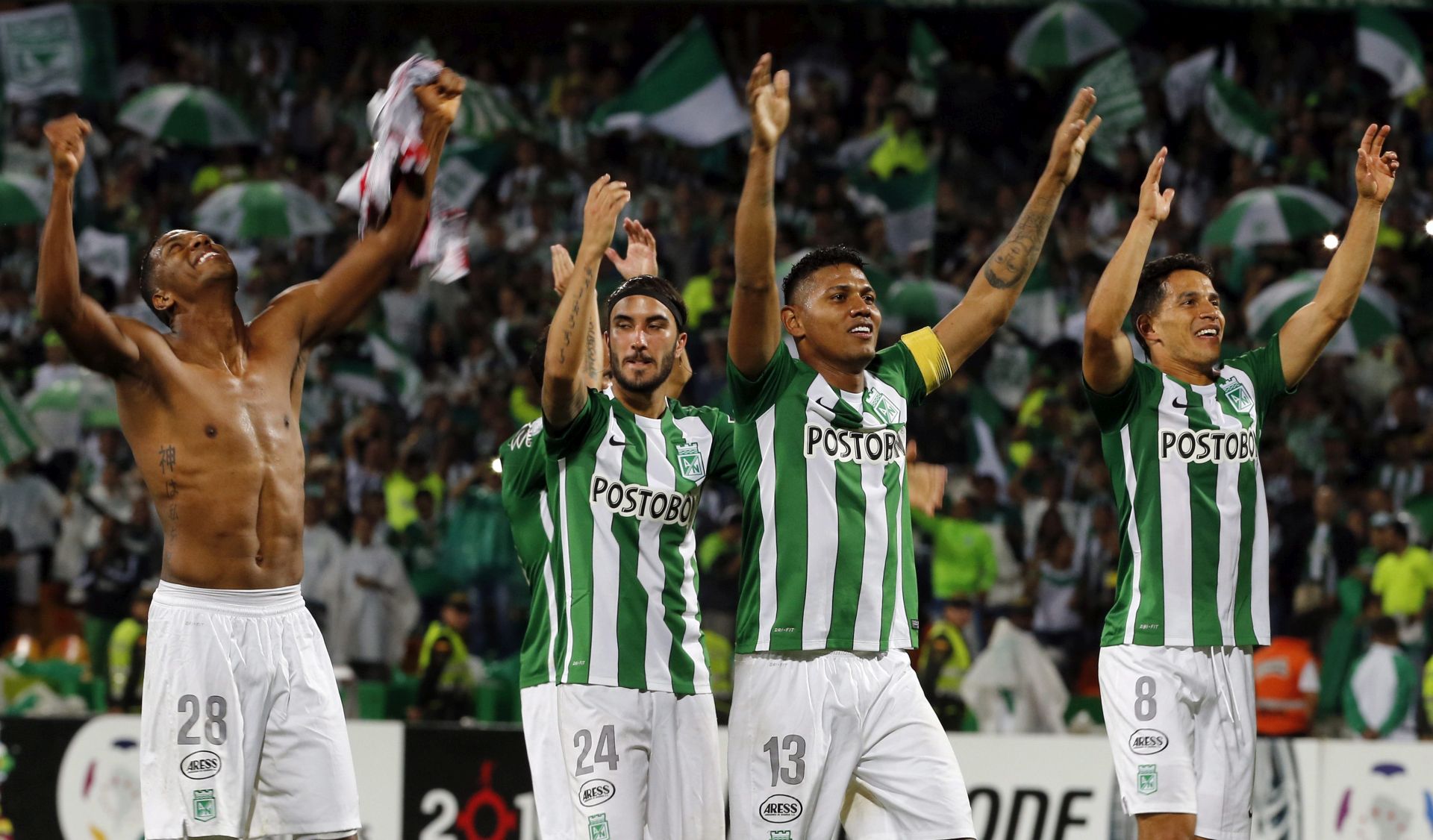 epa05423773 Players of the Atletico Nacional soccer team celebrate their victory against Sao Paulo during the second game of the semifinal of the Copa Libertadores 2016 soccer tournament at the Atanasio Girardot stadium in Medellin, Colombia, 13 July 2016.  EPA/MAURICIO DUENAS CASTANEDA