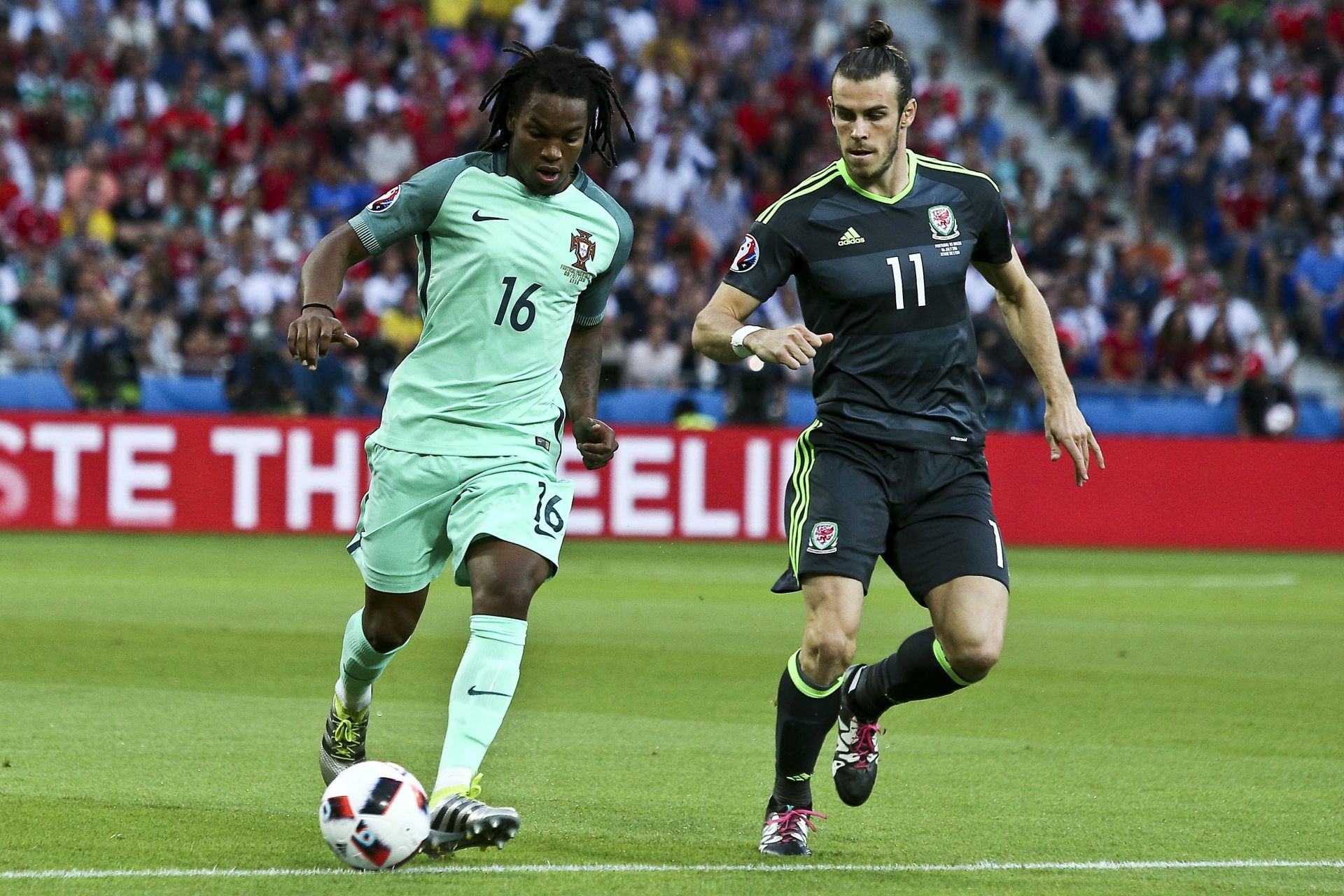 epa05411559 Portugal`s Renato Sanches (L) and Wales` Gareth Bale in action during the UEFA EURO 2016 semi final match between Portugal and Wales at Stade de Lyon in Lyon, France, 06 July 2016.

(RESTRICTIONS APPLY: For editorial news reporting purposes only. Not used for commercial or marketing purposes without prior written approval of UEFA. Images must appear as still images and must not emulate match action video footage. Photographs published in online publications (whether via the Internet or otherwise) shall have an interval of at least 20 seconds between the posting.)  EPA/MIGUEL A. LOPES   EDITORIAL USE ONLY
