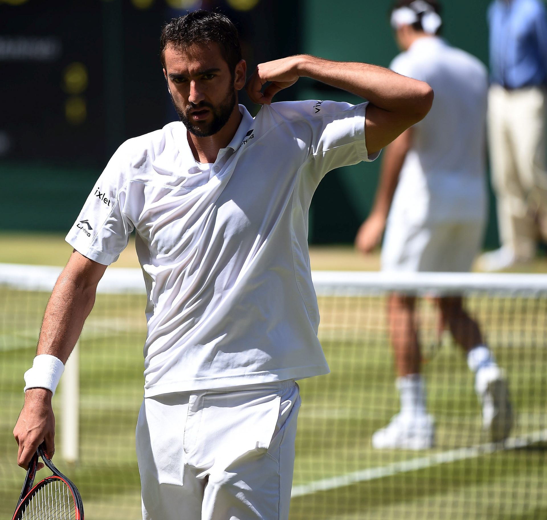 epa05410659 Marin Cilic of Croatia plays Roger Federer of Switzerland in their quarter final match during the Wimbledon Championships at the All England Lawn Tennis Club, in London, Britain, 06 July 2016.  EPA/ANDY RAIN EDITORIAL USE ONLY/NO COMMERCIAL SALES