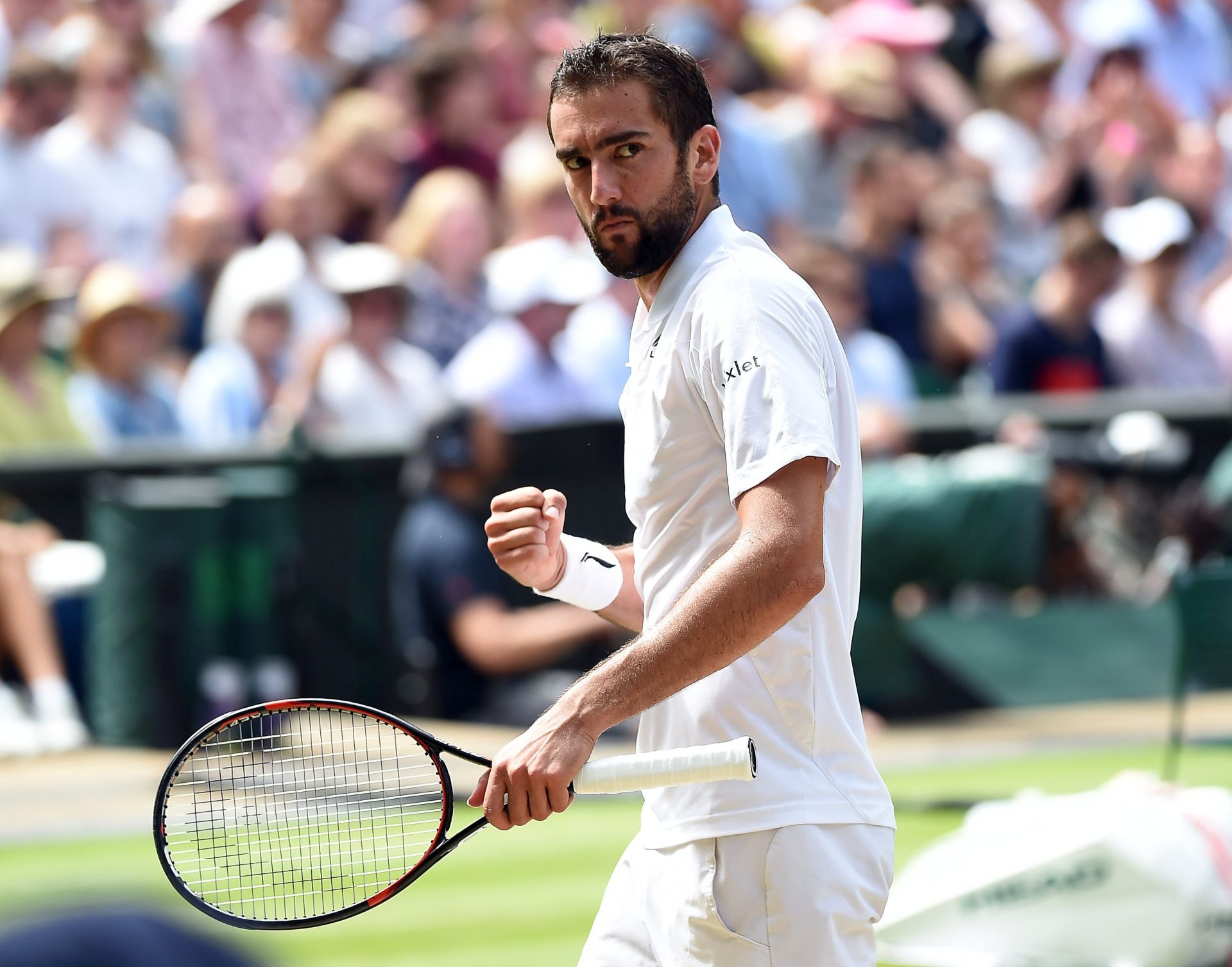 epa05410843 Marin Cilic of Croatia scores against Roger Federer of Switzerland in their quarter final match during the Wimbledon Championships at the All England Lawn Tennis Club, in London, Britain, 06 July 2016.  EPA/ANDY RAIN EDITORIAL USE ONLY/NO COMMERCIAL SALES