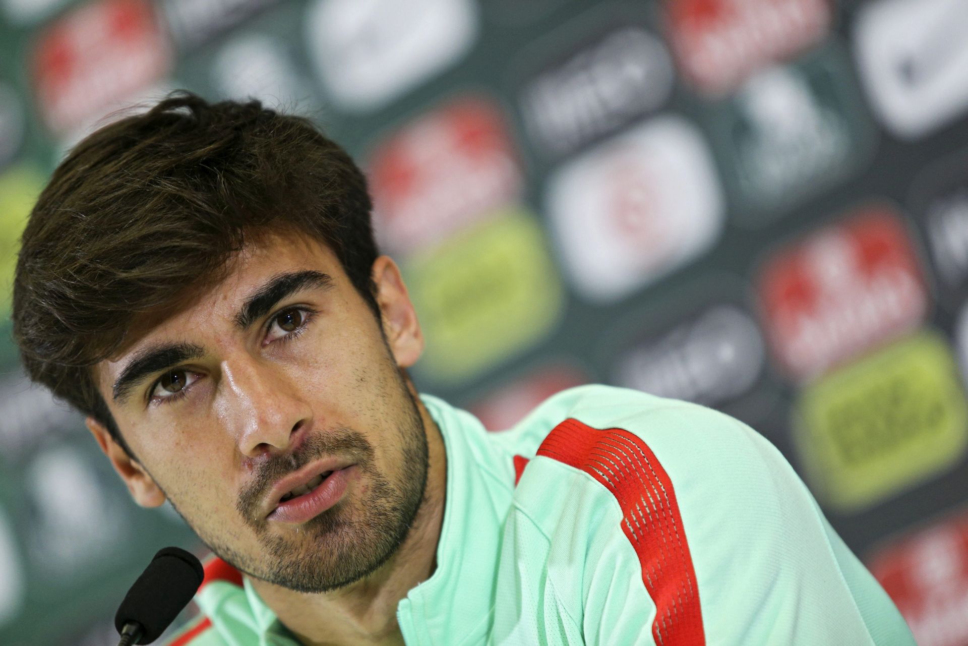 epa05406856 Portugal's Andre Gomes during a press conference at the French national rugby team's camp in Marcoussis near Paris, France, 04 July 2016. Portugal will face Wales in a UEFA EURO 2016 semi-finals match in Lyon on 06 July 2016.  EPA/MIGUEL A. LOPES