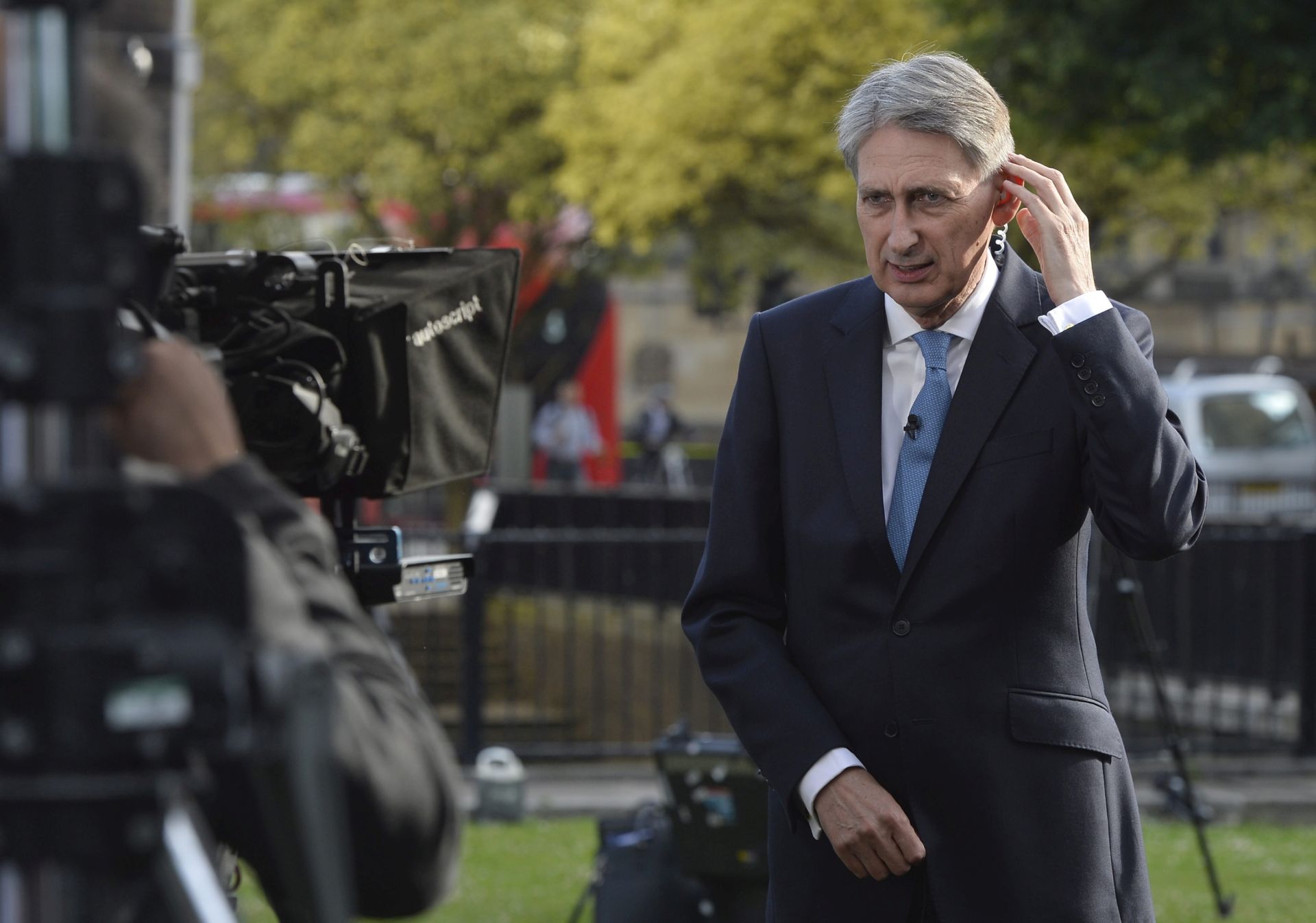 epa05387181 British Foreign Secretary Philip Hammond speaks to media outside the Houses of Parliament in central London, Britain, 24 June 2016. Britons in a referendum on 23 June have voted by a narrow margin to leave the European Union (EU). Media reports on early 24 June indicate that 51.9 per cent voted in favour of leaving the EU while 48.1 per cent voted for remaining in.  EPA/HANNAH MCKAY