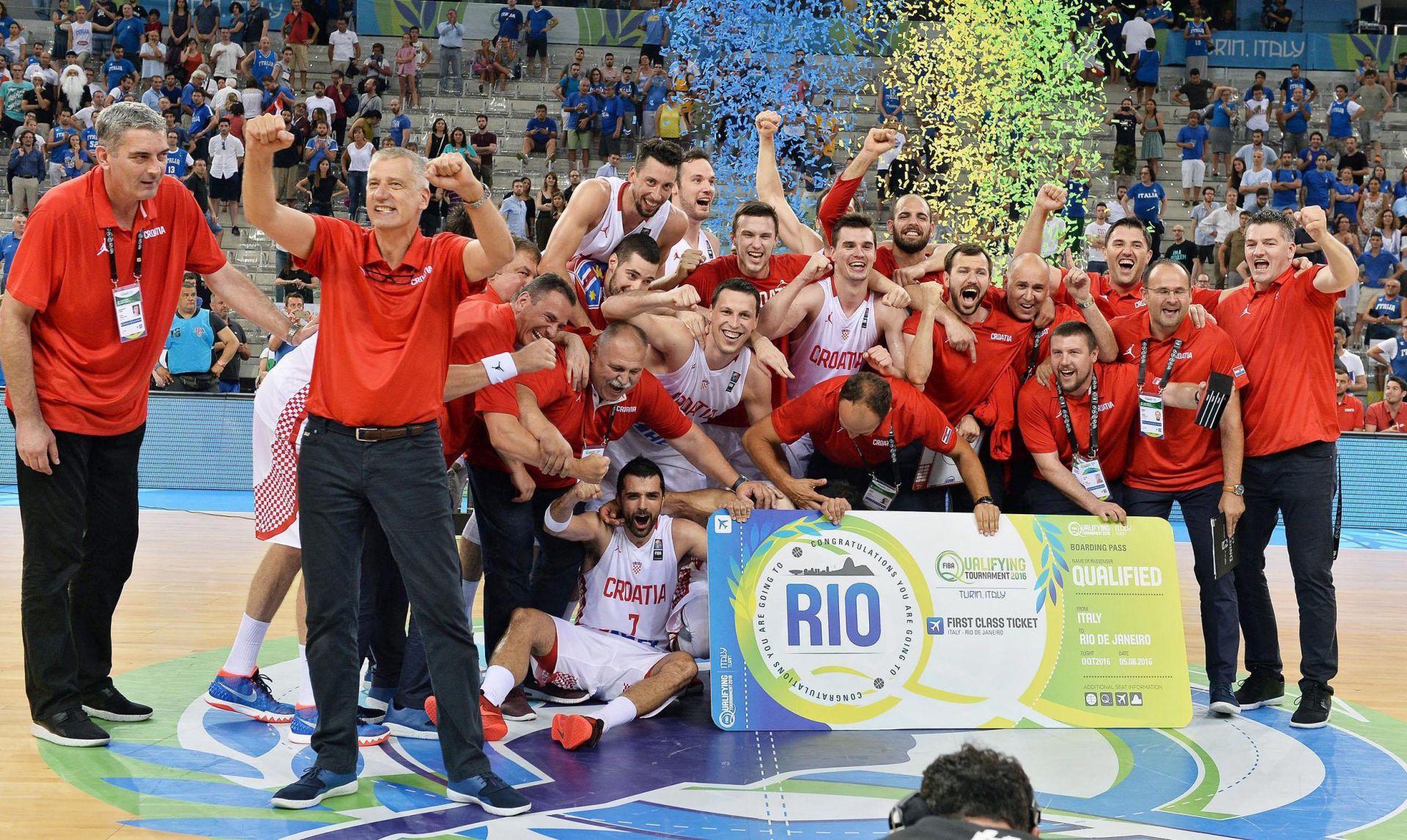 epa05418054 A picture made available on 10 July 2016 shows Croatia's players celebrate their victory at the end of the 2016 FIBA Olympic Qualifying tournament between Italy and Croatia at Palalpitour in Turin, Italy, 09 July 2016.  EPA/ALESSANDRO DI MARCO