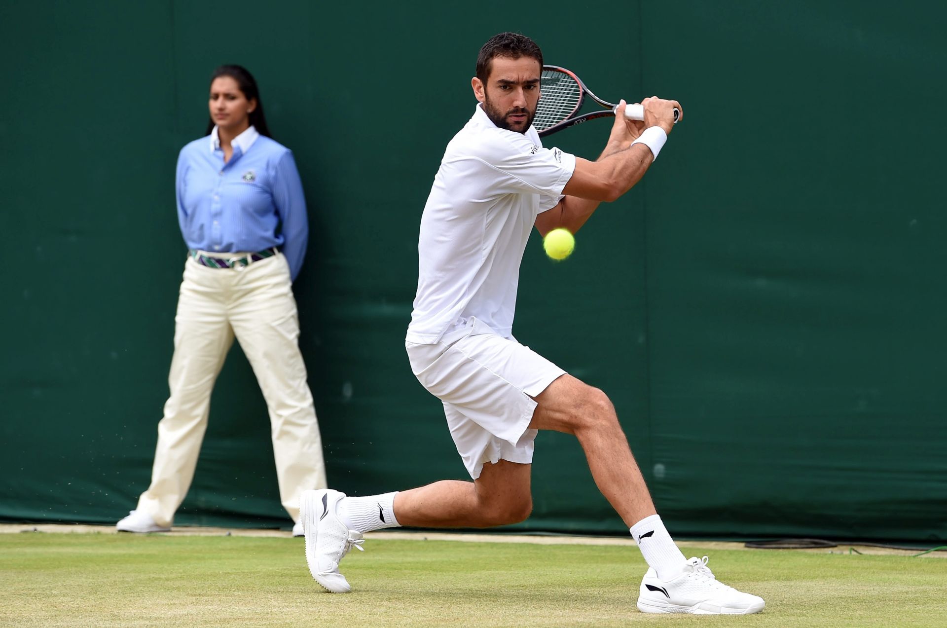 epa05407119 Marin Cilic of Croatia returns to Kei Nishikori of Japan in their fourth round match during the Wimbledon Championships at the All England Lawn Tennis Club, in London, Britain, 04 July 2016  EPA/GERRY PENNY EDITORIAL USE ONLY/NO COMMERCIAL SALES