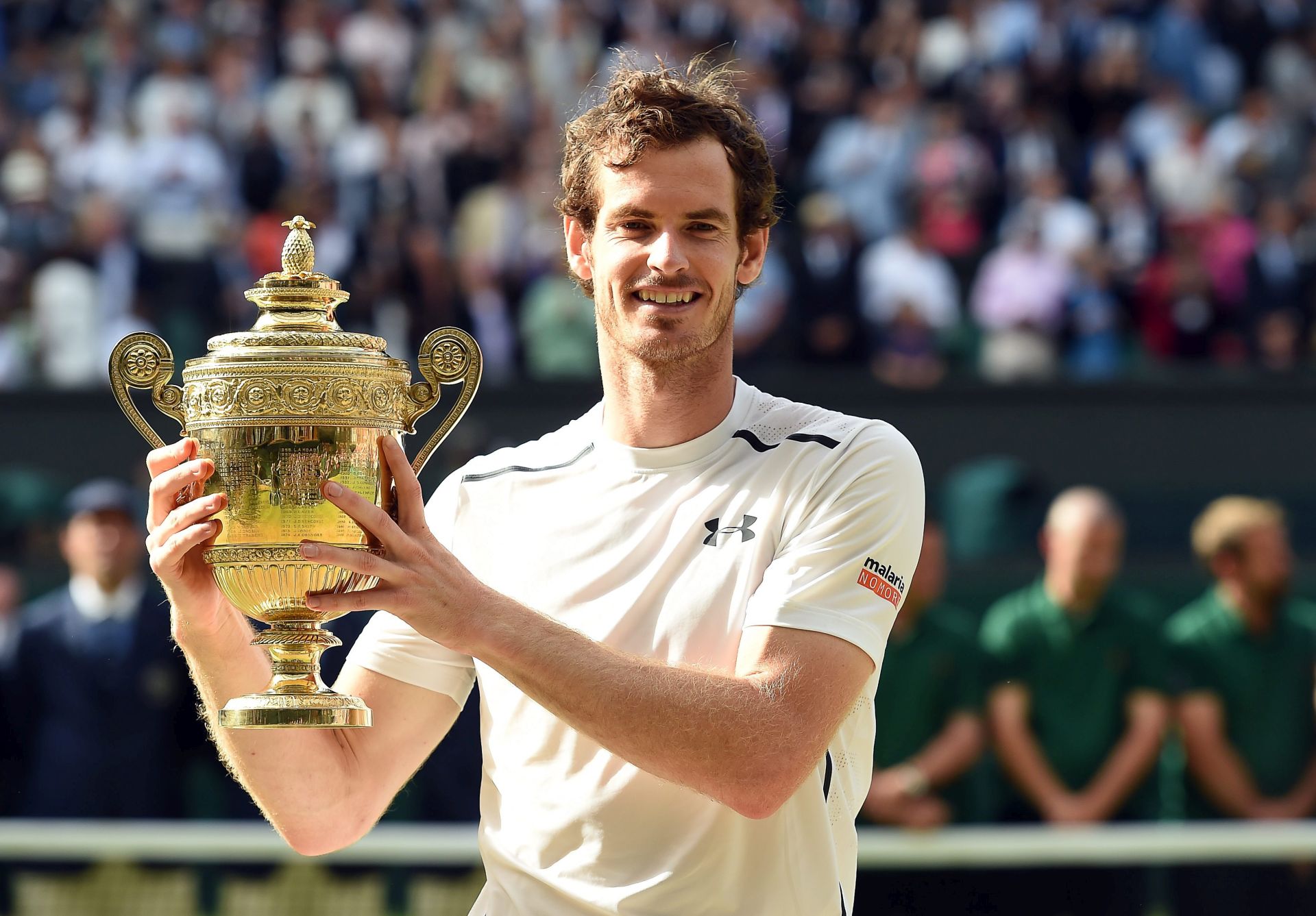 epa05418758 Andy Murray of Britain with the championship trophy following his win over Milos Raonic of Canada in the men's singles final of the Wimbledon Championships at the All England Lawn Tennis Club, in London, Britain, 10 July 2016.  EPA/ANDY RAIN EDITORIAL USE ONLY/NO COMMERCIAL SALES