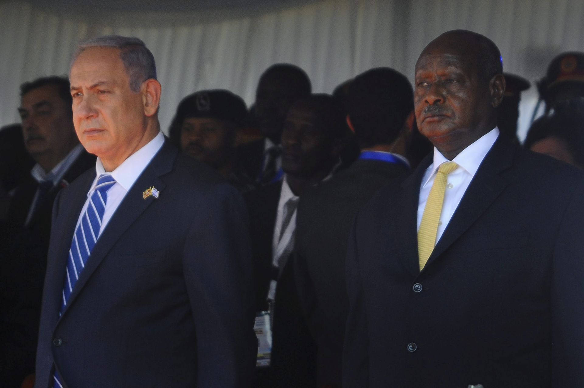 epa05407571 Israeli Prime Minister Benjamin Netanyahu (L) and Ugandan President Yoweri Museveni (R) stand during a ceremony upon his arrival at Entebbe International Airport in Entebbe, Uganda, 04 July 2016. Netanyahu attended the ceremony to mark the 40th anniversary of the Entebbe Operation in which his brother was killed. Netanyahu started his four-nation African tour on 04 July before visiting Kenya, Rwanda and Ethiopia.  EPA/RONALD KABUUBI