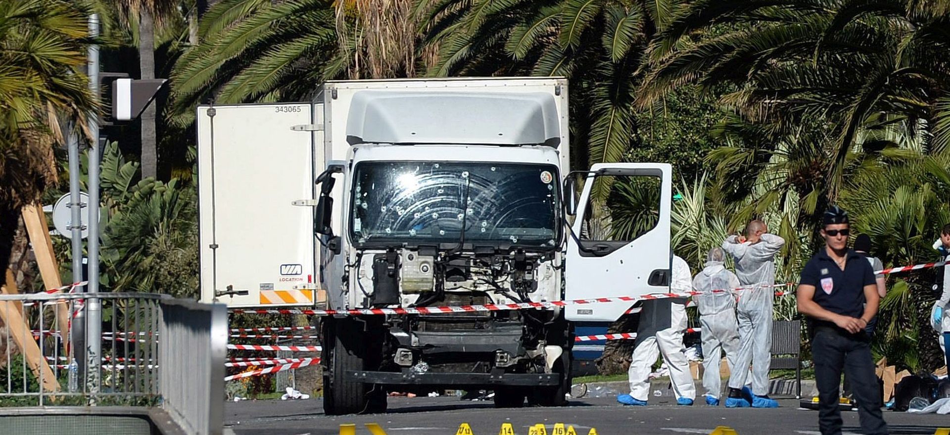 epa05426298 Police secure the area where a truck drove into a crowd during Bastille Day celebrations in Nice, France, 15 July 2016. According to reports, at least 84 people died and many were injured after a truck drove into the crowd on the famous Promenade des Anglais during celebrations of Bastille Day in Nice, late 14 July. Anti-terrorism police took over the investigation in the incident, media added.  EPA/ANDREAS GEBERT