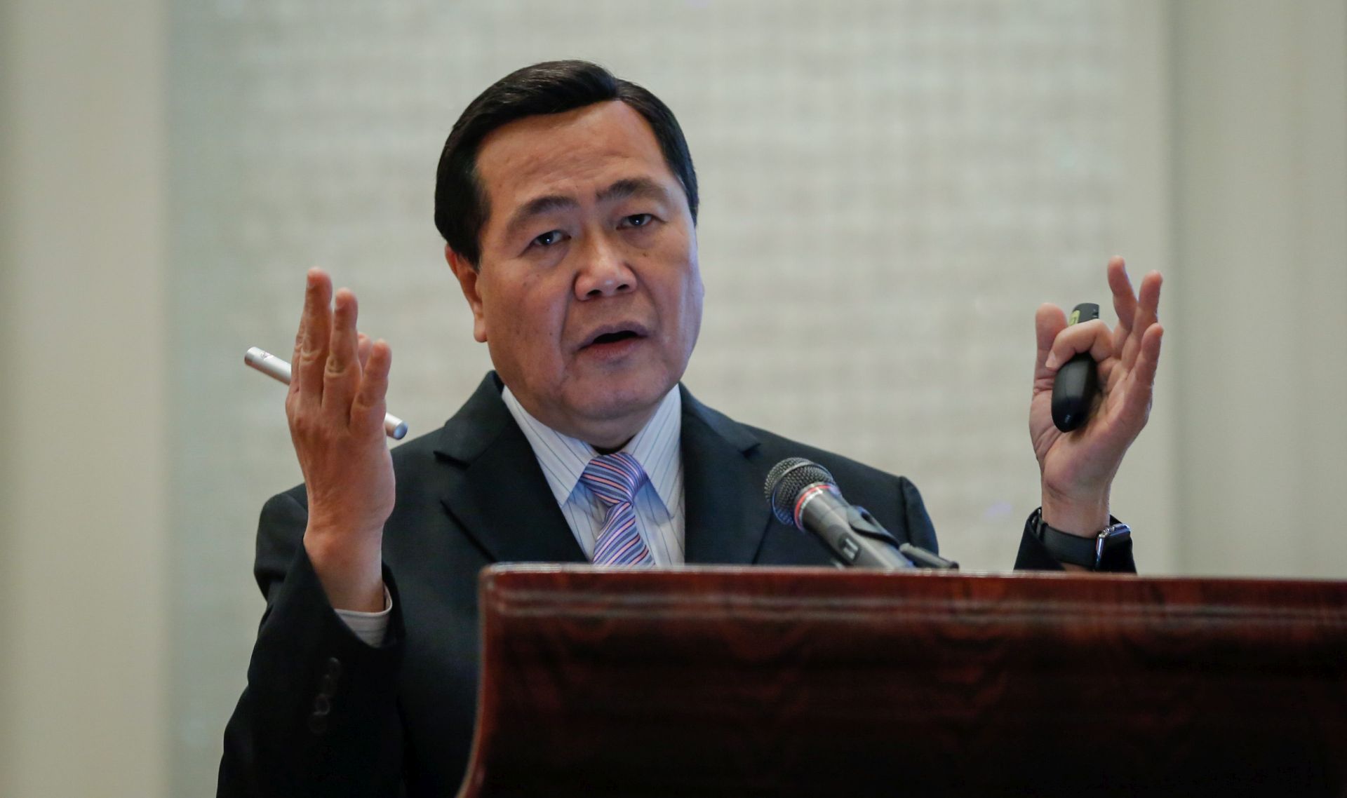 epa05372684 Filipino Supreme Court senior associate justice Antonio Carpio gestures while giving his lecture on the South China Sea dispute between the Philippines and China during the Manila Defense Symposium in Paranaque City, south of Manila, Philippines, 17 June 2016. The Philippines has an ongoing conflict with China over territories in the South China Sea. The Philippines has filed a case against China before an Arbitration Tribunal over several issues including the 9-dash line claim in the South China Sea. The Arbitration Tribunal is set to decide on the case in July 2016.  EPA/MARK R. CRISTINO