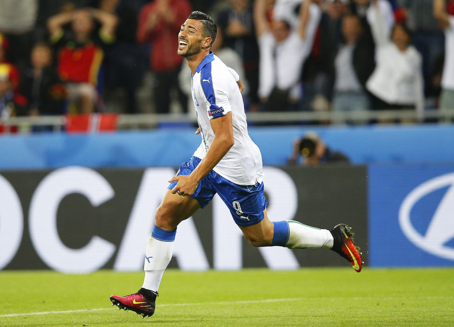 epa05363000 Graziano Pelle of Italy celebrates after scoring the 2-0 lead during the UEFA EURO 2016 group E preliminary round match between Belgium and Italy at Stade de Lyon in Lyon, France, 13 June 2016. Italy won 2-0.

(RESTRICTIONS APPLY: For editorial news reporting purposes only. Not used for commercial or marketing purposes without prior written approval of UEFA. Images must appear as still images and must not emulate match action video footage. Photographs published in online publications (whether via the Internet or otherwise) shall have an interval of at least 20 seconds between the posting.)  EPA/ROBERT GHEMENT   EDITORIAL USE ONLY