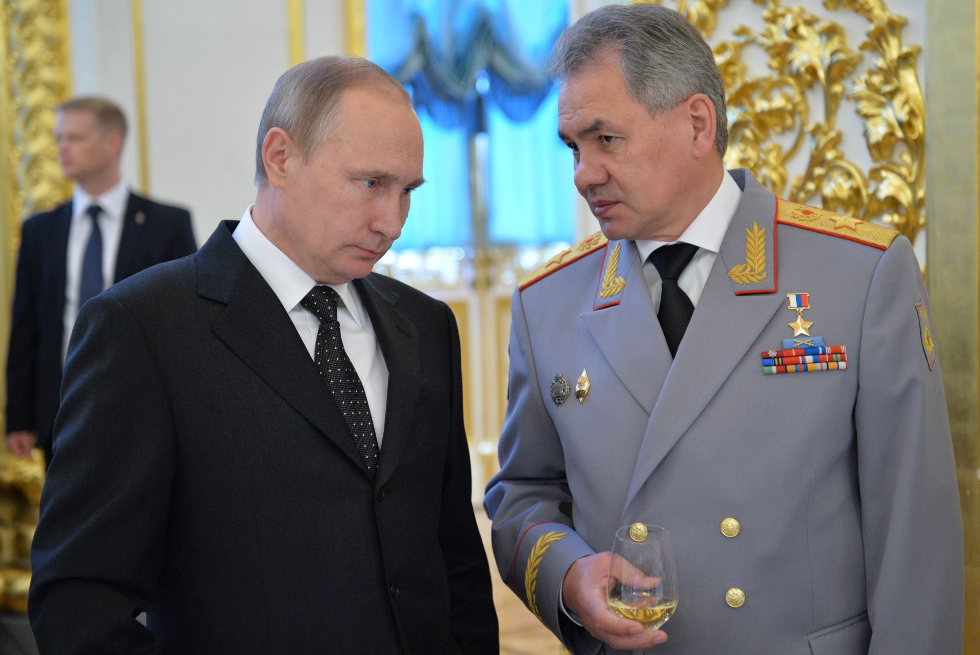 epa05396205 Russian President Vladimir Putin (L) and Defense Minister Sergey Shoygu (R) attend a meeting with graduates of military colleges at Kremlin in Moscow, Russia 28 June 2016.  EPA/ALEXEI DRUZHININ/ POOL MANDATORY CREDIT