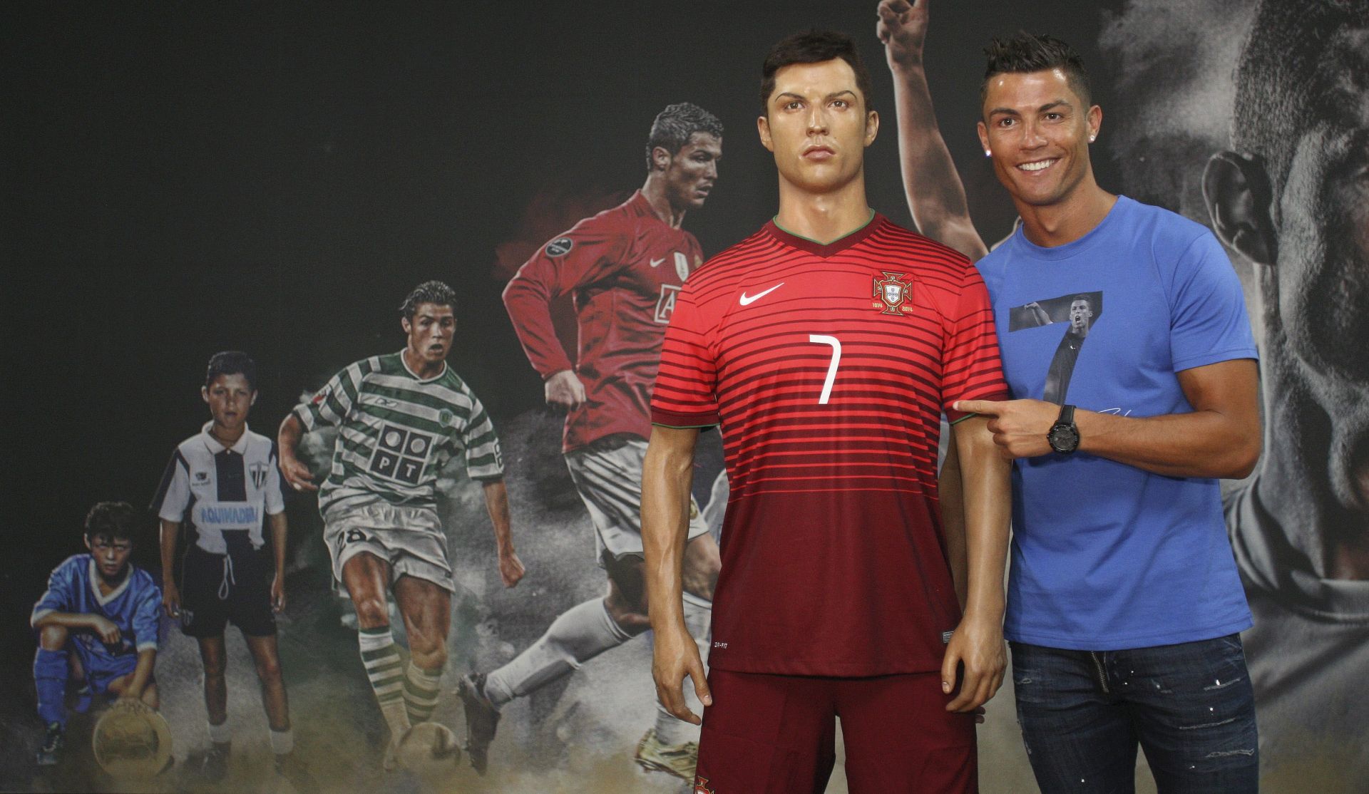epa05437829 Player of Portuguese football Real Madrid, Cristiano Ronaldo (R), poses for pictures next to the wax statue depicting him during his visit to the CR7 Museum in Funchal, Madeira, Portugal, 23 July 2016. The CR7 museum, is dedicated to the professional career of Cristiano Ronaldo.  EPA/HOMEM DE GOUVEIA
