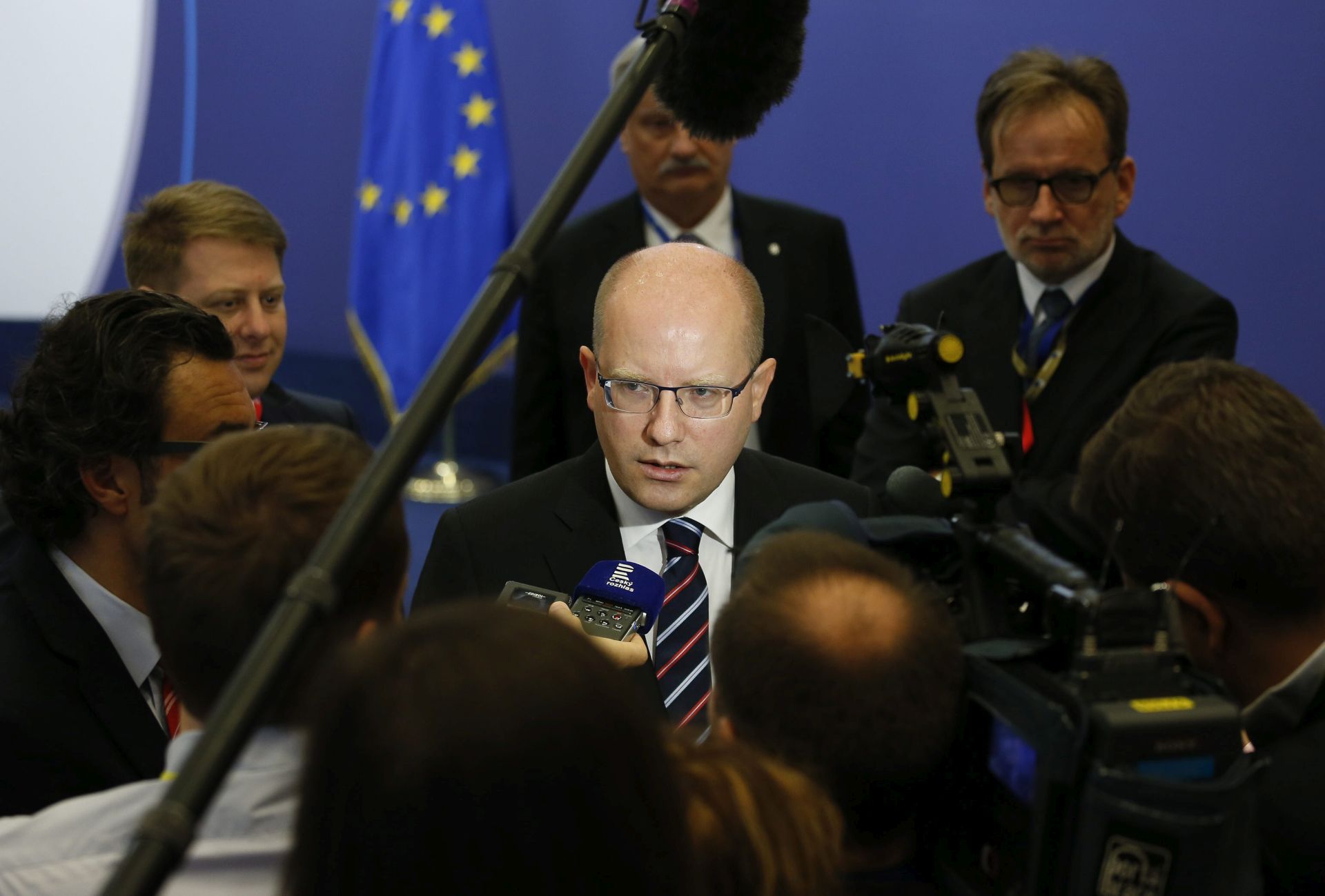epa05395770 Prime Minister of the Czech Republic,  Bohuslav Sobotka, talks to media after a bilateral meeting with European Council President Donald Tusk (not pictured) ahead of the European Summit in Brussels, Belgium, 28 June 2016.  EPA/JULIEN WARNAND