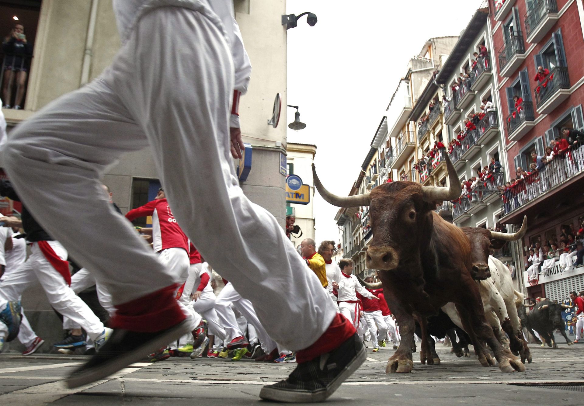 epa05423882 Several 'mozos' or runners are chased by bulls from Miura ranch during the eighth and last bullrun of San Fermin 2016 in Pamplona, northern Spain, 14 July 2016. At least six people were injured during the bullrun.  EPA/JESUS DIGES