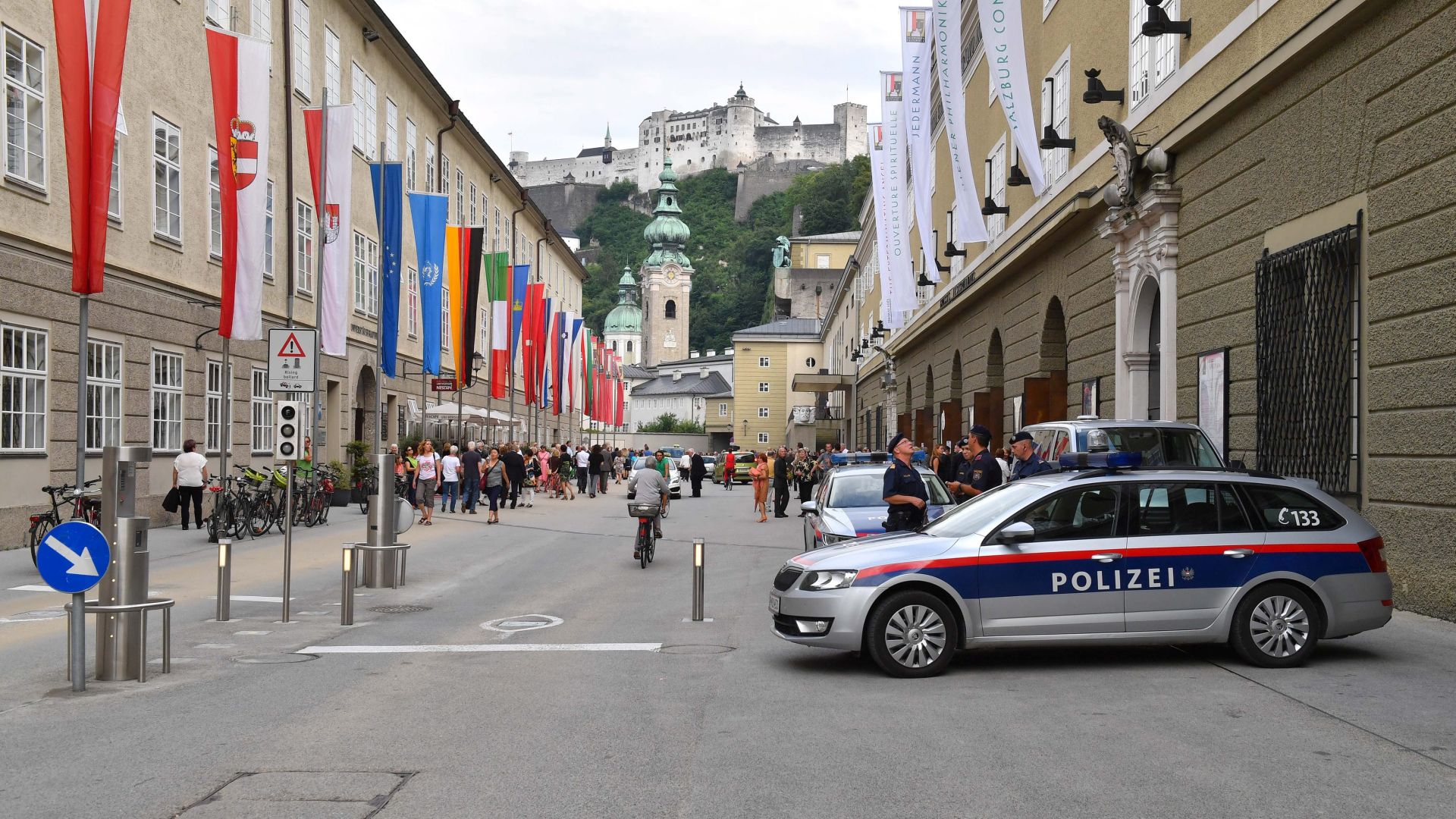 epa05445884 Police cars stand in the Hofstallgasse prior to the premiere of Thomas Ades' opera 'The Exterminating Angel' during the Salzburg Festival, in Salzburg, Austria, 28 July 2016. The festival runs from 22 July to 31 August  EPA/KERSTIN JOENSSON
