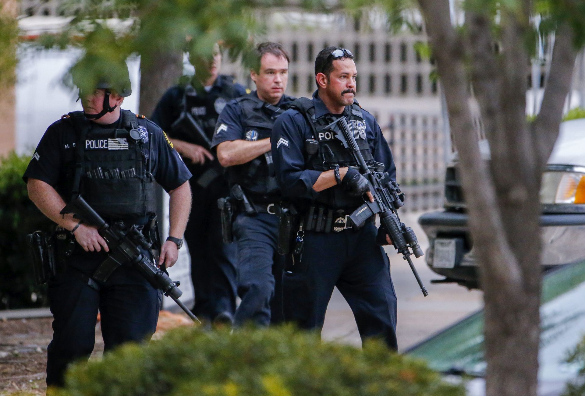 epa05417870 Heavily-armed Dallas Police Department officers investigate a 'credible threat' at the department's headquarters in Dallas, Texas, USA, 09 July 2016. Five officers died and seven were injured after an ambush assault by a gunman during a protest rally in Dallas on 07 July.  EPA/ERIK S. LESSER