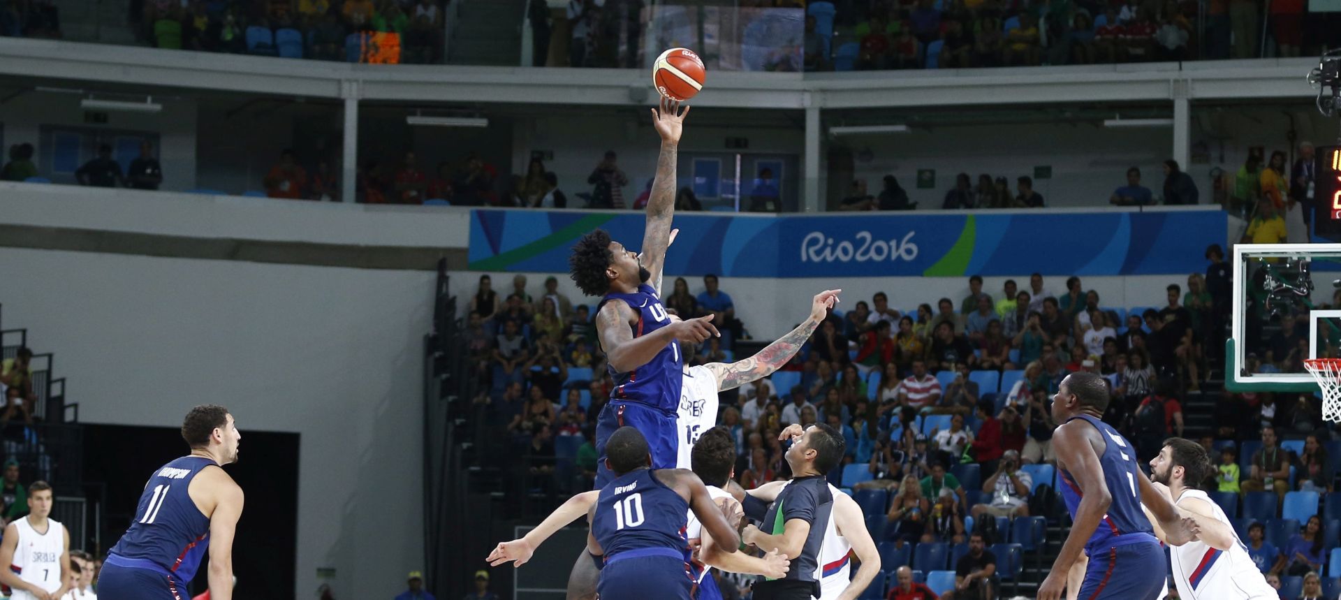 epa05505488 USA versus Serbia tip-off during the men's basketball gold medal game of the Rio 2016 Olympic Games at the Carioca Arena 1 in the Olympic Park in Rio de Janeiro, Brazil, 21 August 2016.  EPA/LARRY W. SMITH