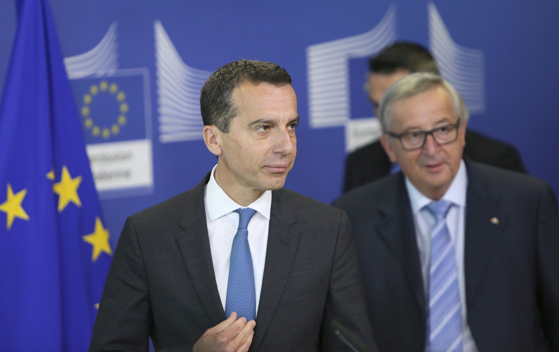 epa05383331 European Commission Jean-Claude Juncker (R) welcomes Austrian Chancellor Christian Kern (L) for a press briefing after a meeting in Brussels, Belgium, 22 June 2016. The meeting marked the first official visit of new Austrian Chancellor in Brussels.  EPA/OLIVIER HOSLET