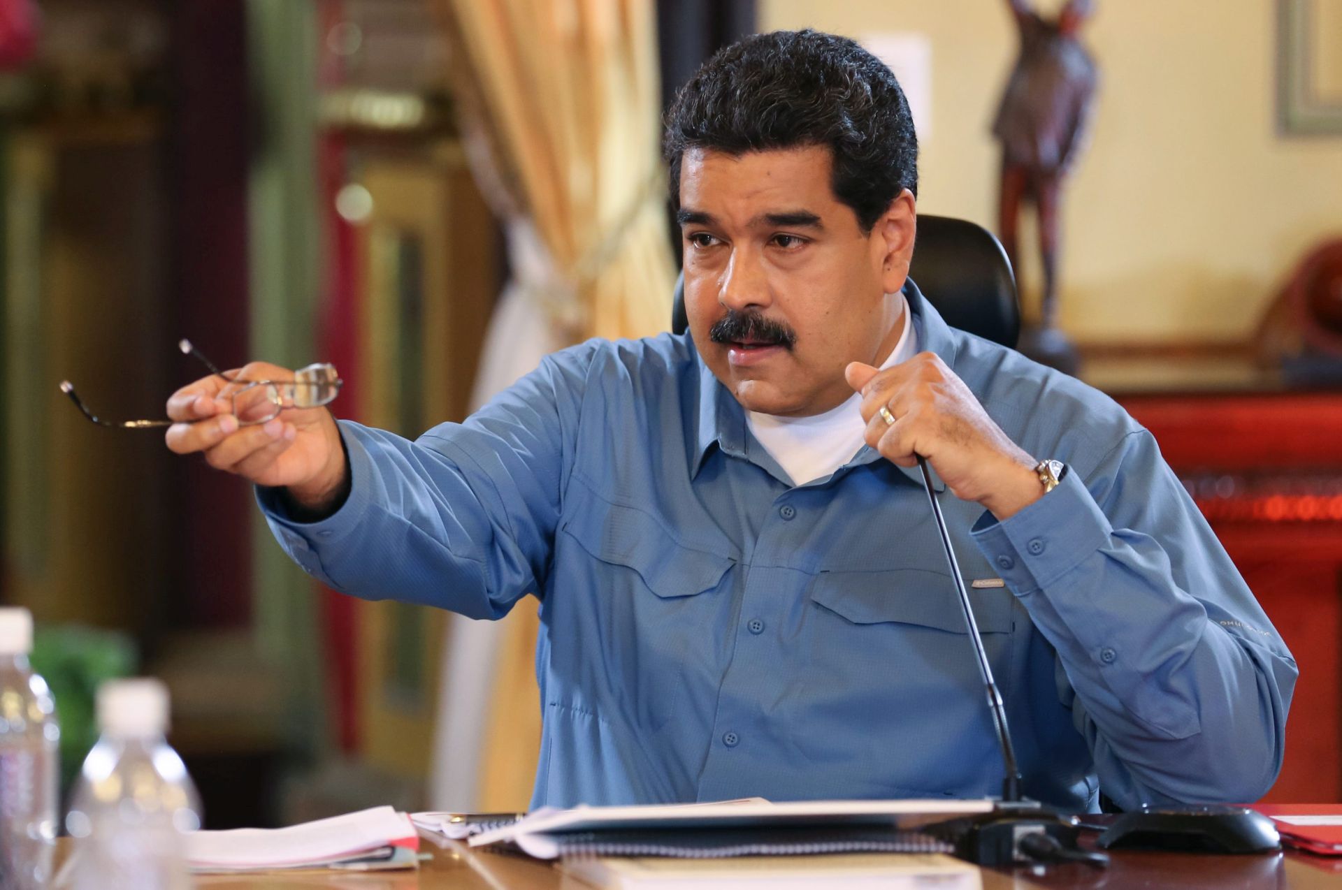 epa05421242 A handout picture made available by the Miraflores Press shows President of Venezuela Nicolas Maduro gesturing during a ministerial meeting at the Palacio Miraflores in Caracas, Venezuela, 11 July 2016. President Nicolas Maduro reiterated his invitation to meet Speaker of the National Assembly of Venezuela Henry Ramos Allup.  EPA/MIRAFLORES PRESS/HANDOUT  HANDOUT EDITORIAL USE ONLY/NO SALES