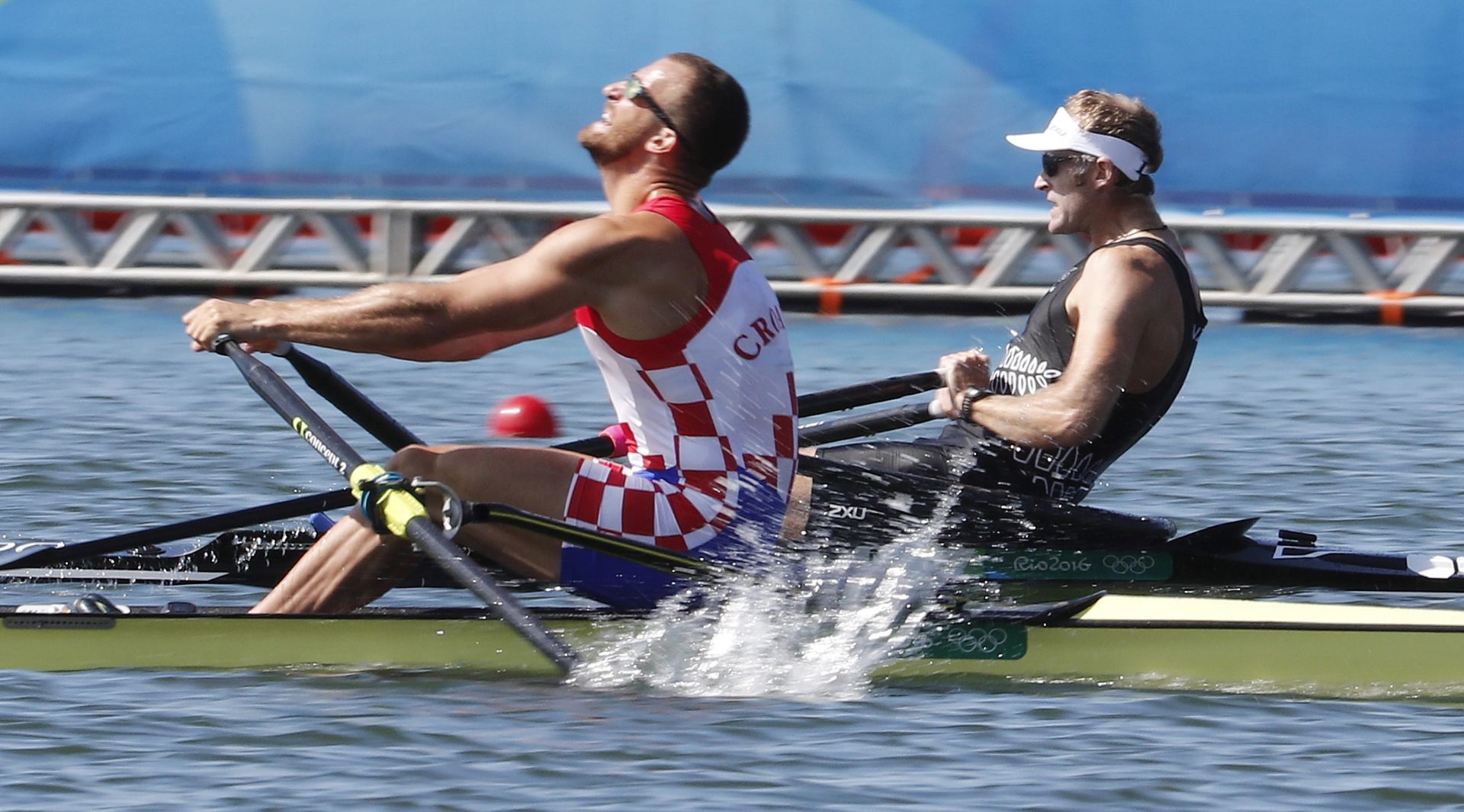 epa05480012 Croatia's Damir Martin (L, silver) and New Zealand's Mahe Drysdale (R, gold) in action during the men's Single Sculls Final of the Rio 2016 Olympic Games Rowing events at the Lagoa Rodrigo de Freitas in Rio de Janeiro, Brazil, 13 August 2016.  EPA/DIEGO AZUBEL