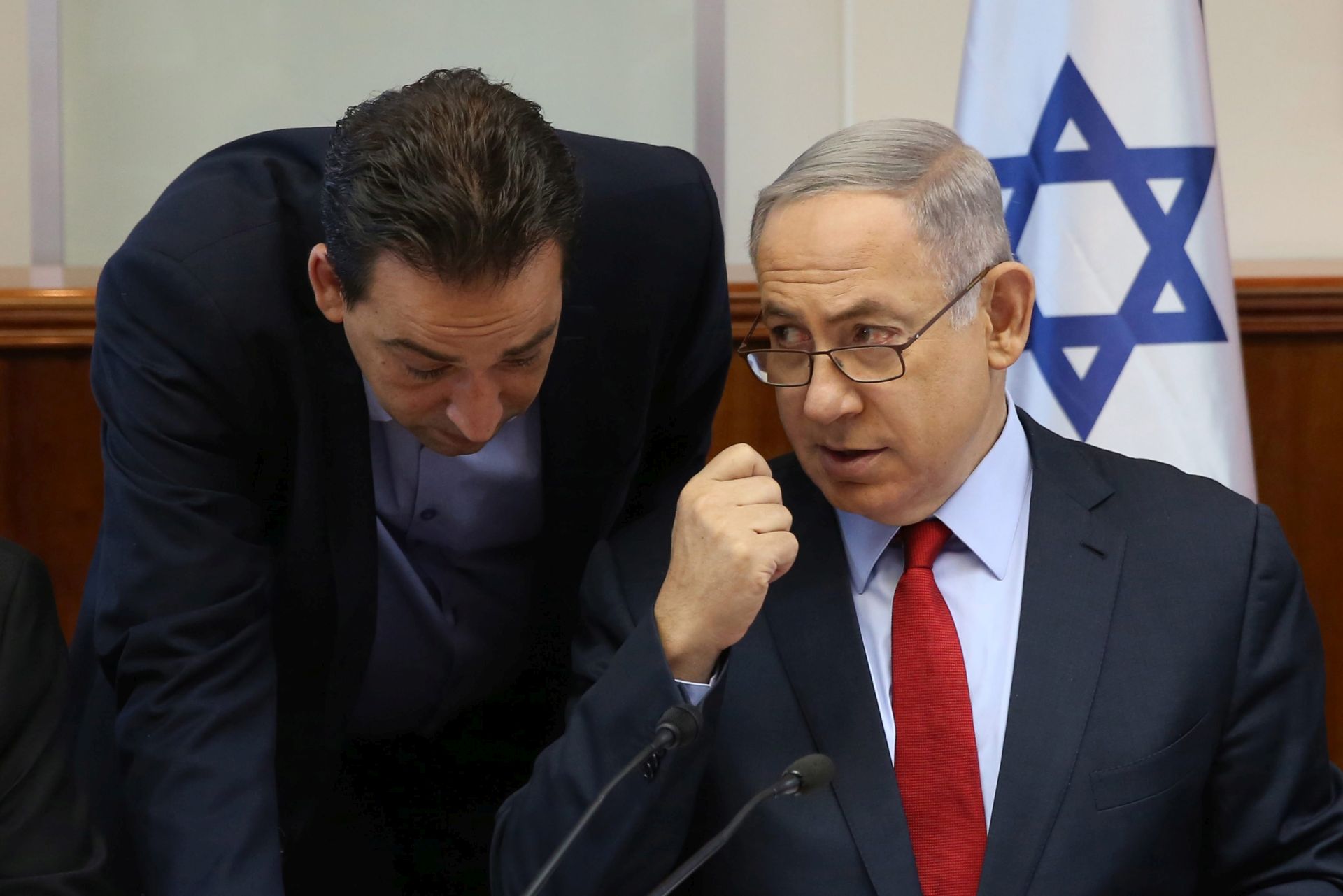 epa05449669 Israeli Prime Minister Benjamin Netanyahu (R) speaks to an assistant as he opens the weekly cabinet meeting at his Jerusalem office, Israel, 31 July 2016.  EPA/GALI TIBBON / POOL