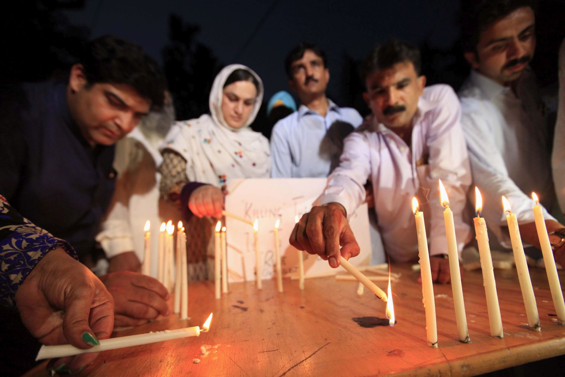 epa05467021 A picture made available on 09 August 2016 shows people lighting candles to mourn the victims of a bomb blast in Quetta, in Peshawar, Pakistan, 08 August 2016. At least 70 people mostly lawyers, including two journalists, were killed when a bomb exploded as dozens of lawyers and journalists gathered outside the civil hospital following the assasination of a senior lawyer in a target killing in Quetta.  EPA/BILAWAL ARBAB