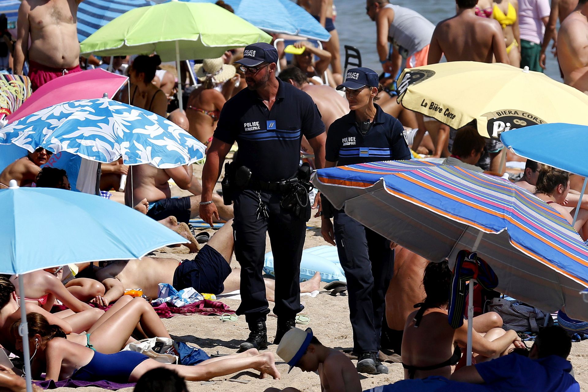 epa05454975 French police officers patrol on the beach of Cannes, in security measures after the Nice terror attack, in Cannes, France, 04 August 2016.  EPA/SEBASTIEN NOGIER
