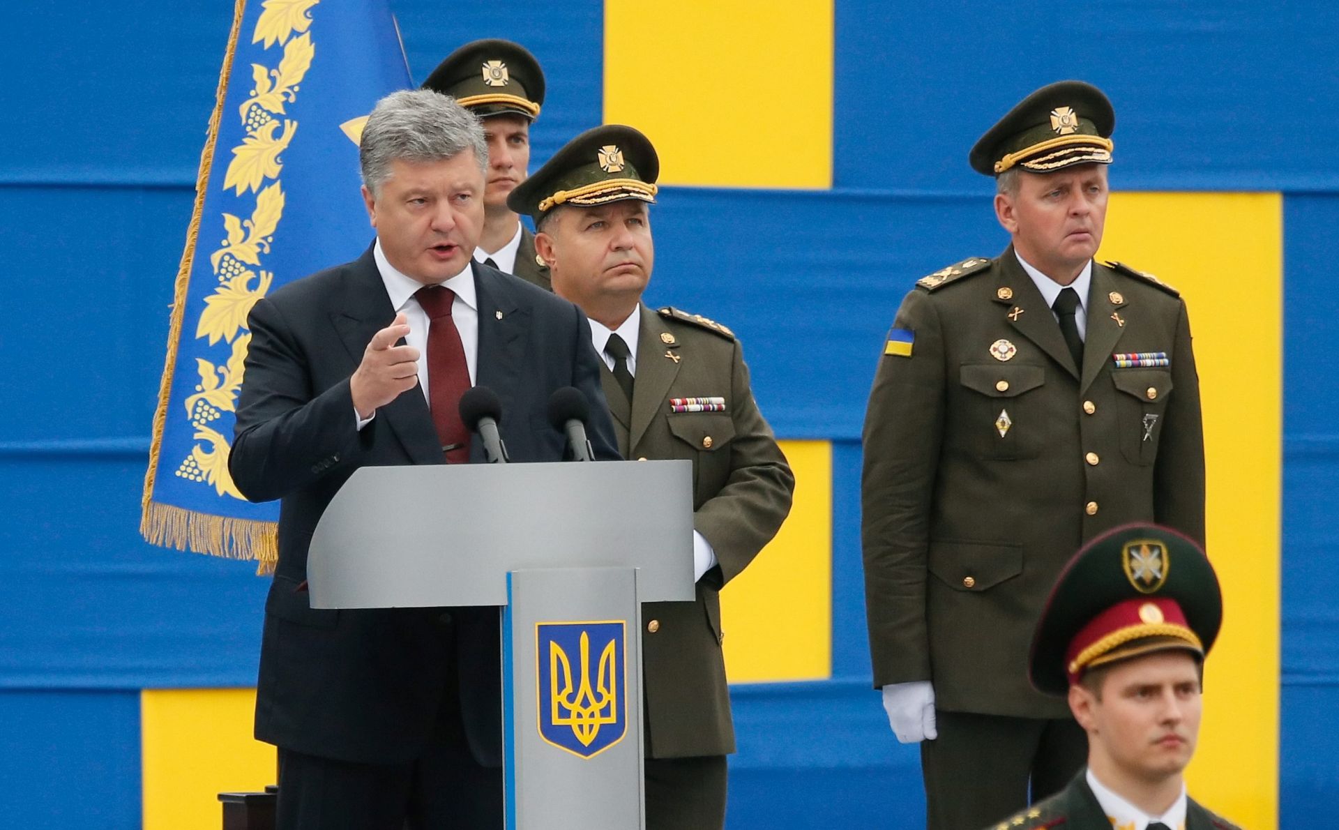 epa05508492 Ukrainian President Petro Poroshenko (L) speaks on the Kiev's Independence Square, Ukraine, 24 August 2016, during a military parade on the occasion of the country's Independence Day celebrations. Others are not identified. Ukrainians mark the 25th anniversary of Ukraine's independence from the Soviet Union in 1991.  EPA/SERGEY DOLZHENKO