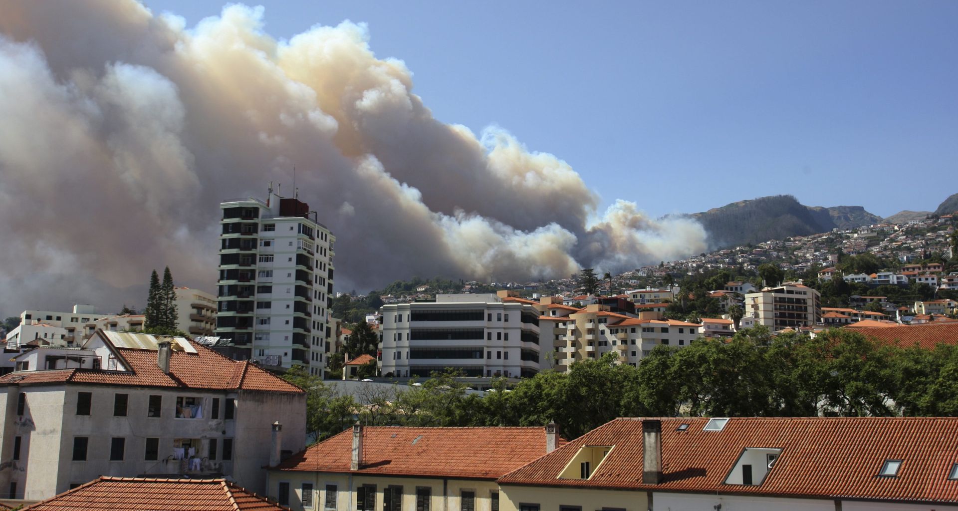 epa05464954 A fire in Funchal, Madeira, Portugal, 8 August 2016. Two fire brigades of Funchal, supported by three other from Madeira, were now mobilized to fight a fire that broke out in a forest area in San Roque.  EPA/JOAO HOMEM GOUVEIA