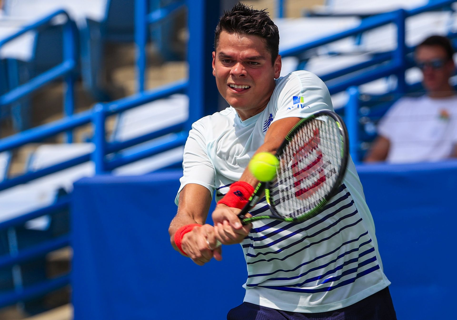 epa05499773 Milos Raonic of Canada hits a return shot to Dominic Thiem of Austria during their guarterfinal match in the Western & Southern Open tennis championships at the Linder Family Tennis Center in Mason, near Cincinnati, Ohio, USA, 19 August 2016.  EPA/TANNEN MAURY