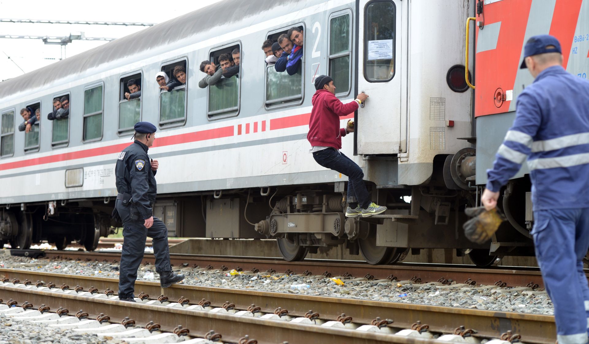 30.09.2015. Tovarnik - U 12:56 krenuo je 35. izvanredni vlak s izbjeglicama iz Tovarnika u Botovo.
Photo: Marko Jurinec/PIXSELL