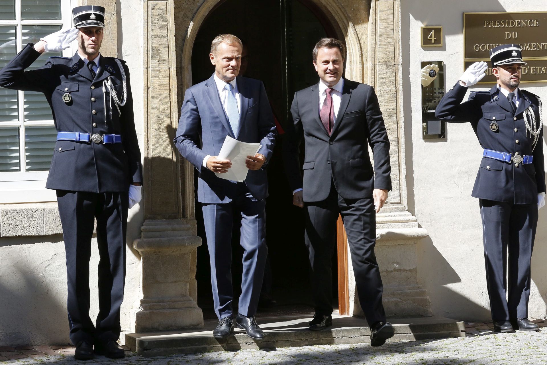 epa05518373 European Council President Donald Tusk (C-L) and Luxembourg Prime Minister Xavier Bettel (C-R) walk together after a meeting in Luxembourg, 01 September 2016.  EPA/JULIEN WARNAND