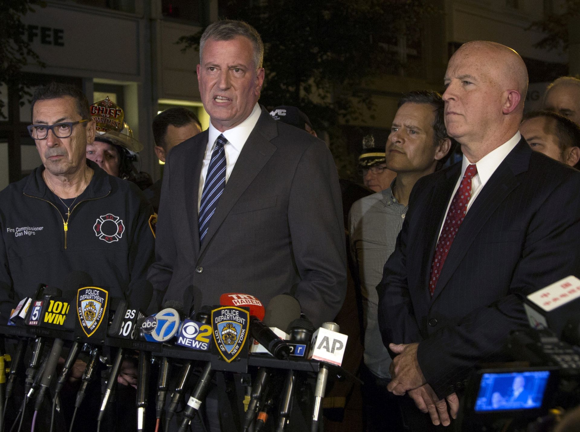 epa05545399 New York City Mayor Bill de Blasio (C) and new New York City Police Commissioner James O'Neill (R) address the media on the scene where an explosion on 23rd Street between 6th and 7th Avenue occurred in the borough of Manhattan in New York, USA, 17 September 2016. Others are not identified.  EPA/ALBA VIGARAY