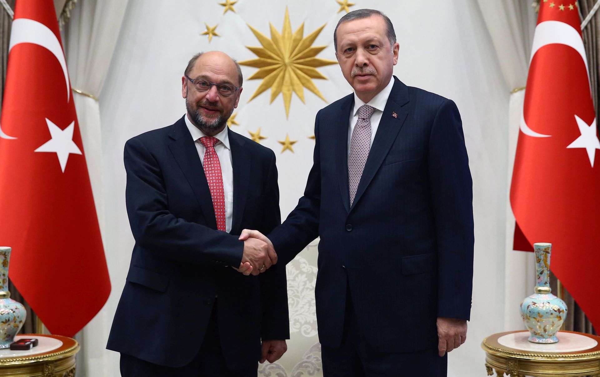 epa05518687 A handout picture provided by Turkish President Press office shows Turkish President Recep Tayyip Erdogan (R) shake hands with President of the European Parliament Martin Schulz (L) during their meeting in Ankara, Turkey, 01 September 2016.  EPA/TURKISH PRESIDENT PRESS OFFICE / HANDOUT  HANDOUT EDITORIAL USE ONLY/NO SALES