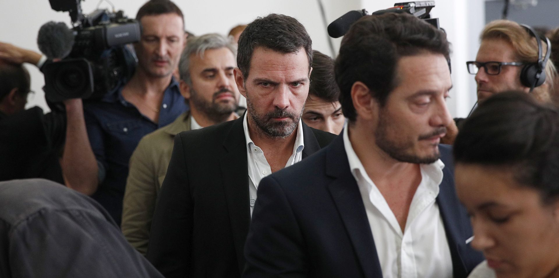 epa05553192 French former Societe Generale rogue trader Jerome Kerviel (C) arrives at the Versailles appeal court to fight a civil damages case in Versailles, France, 23 September 2016. Keviel has been sentenced to pay one milion euros to Societe Generale financial services group after they claimed a 4.9 billion euros of losses in 2008.  EPA/YOAN VALAT