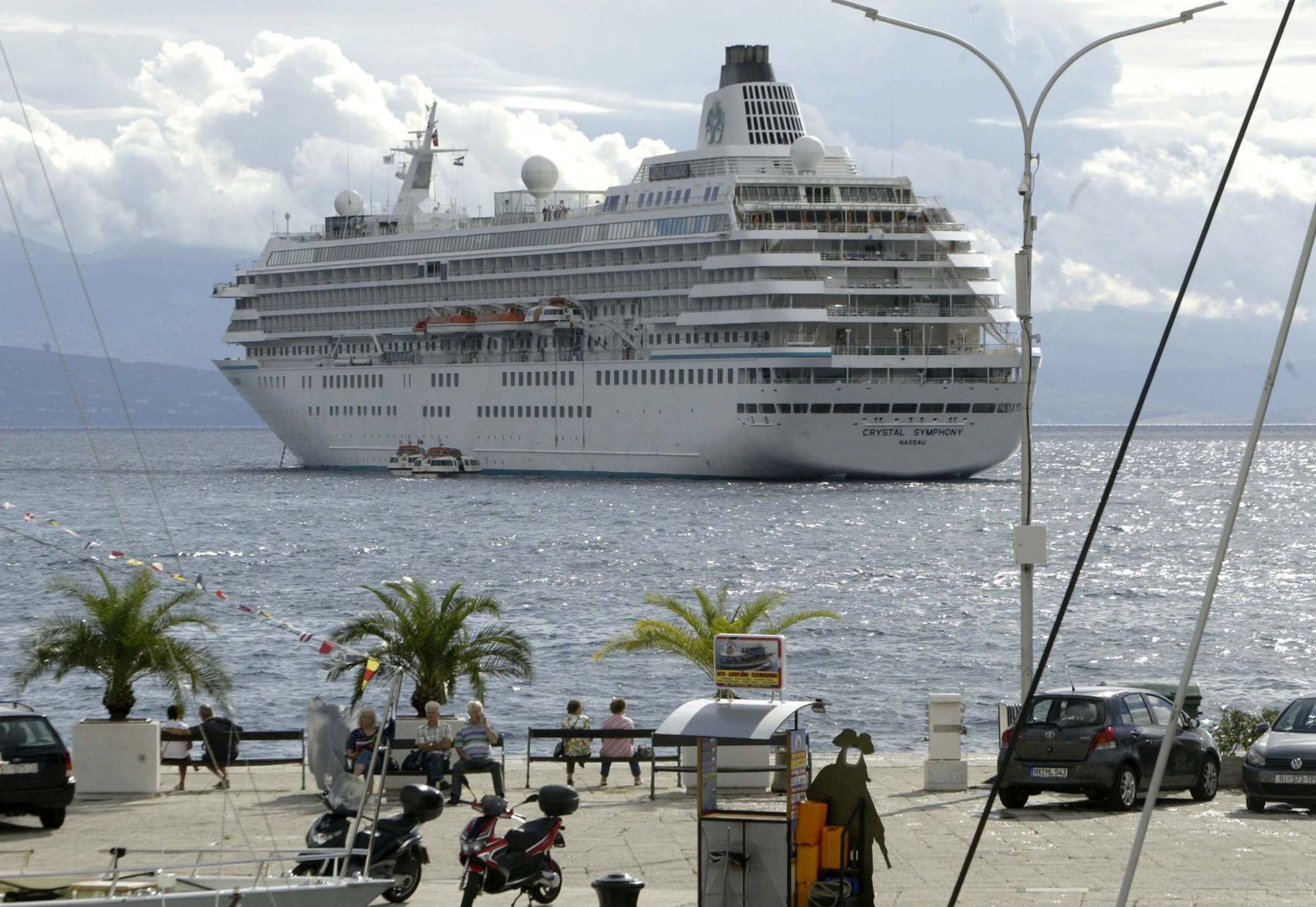 Opatija, 17.9.2016. - Sve svie putnièkih brodova za kruna putovanja  posjeæuje Kvarner, a u subotu je u opatijsku luku uplovio jo jedan, najveæi kruzer ove sezone, brod Crystal Symphony, s gotovo tisuæu putnika. Crystal Symphony je dugaèak 241 metara, ima 12 paluba i 732 kabine.
foto HINA/ Miljenko KLEPAC/ ua