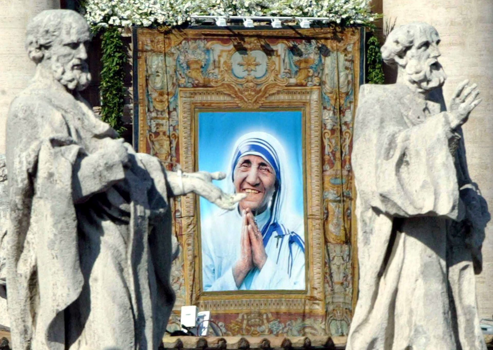 epa05517916 (FILE) A file picture dated 19 October 2003 shows a portrait of Mother Theresa of Calcutta is unveiled on the facade of the basilica  as Pope John Paul II celebrates the beatification mass of Mother Theresa in St Peter's Square at the Vatican. Mother Teresa was born Agnes Gonxha Bojaxhiu on 26 August 1910 to Albanian parents in Skopje, Macedonia. She began her missionary work with the poor in Calcutta in 1948, and won the Nobel Peace Prize in 1979. Following her death in 1997 she was beatified by Pope John Paul II and given the title Blessed Teresa of Calcutta. The Mother Teresa of Calcutta canonization ceremony will take place on 04 September 2016.  EPA/FILIPPO MONTEFORTE