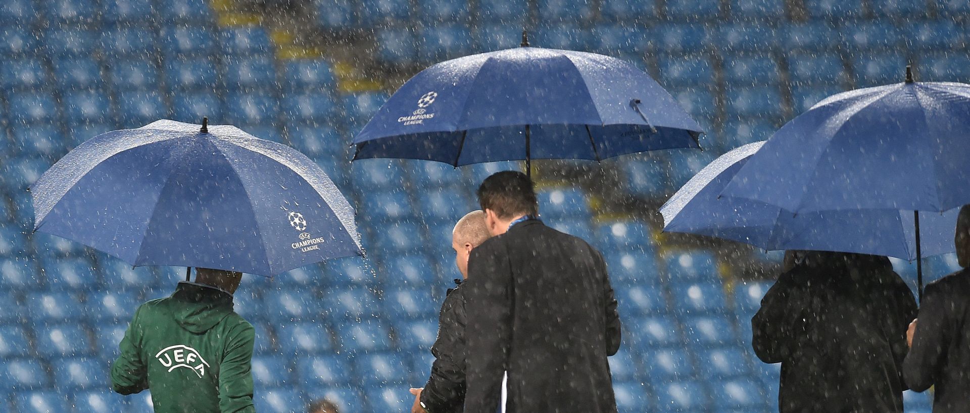 epa05538190 An UEFA official kicks a ball on the pitch as heavy rain falls before the UEFA Champions League Group C match between Manchester City and Borussia Monchengladbach held at the Etihad Stadium in Manchester, Britain, 13 September 2016.  EPA/PETER POWELL