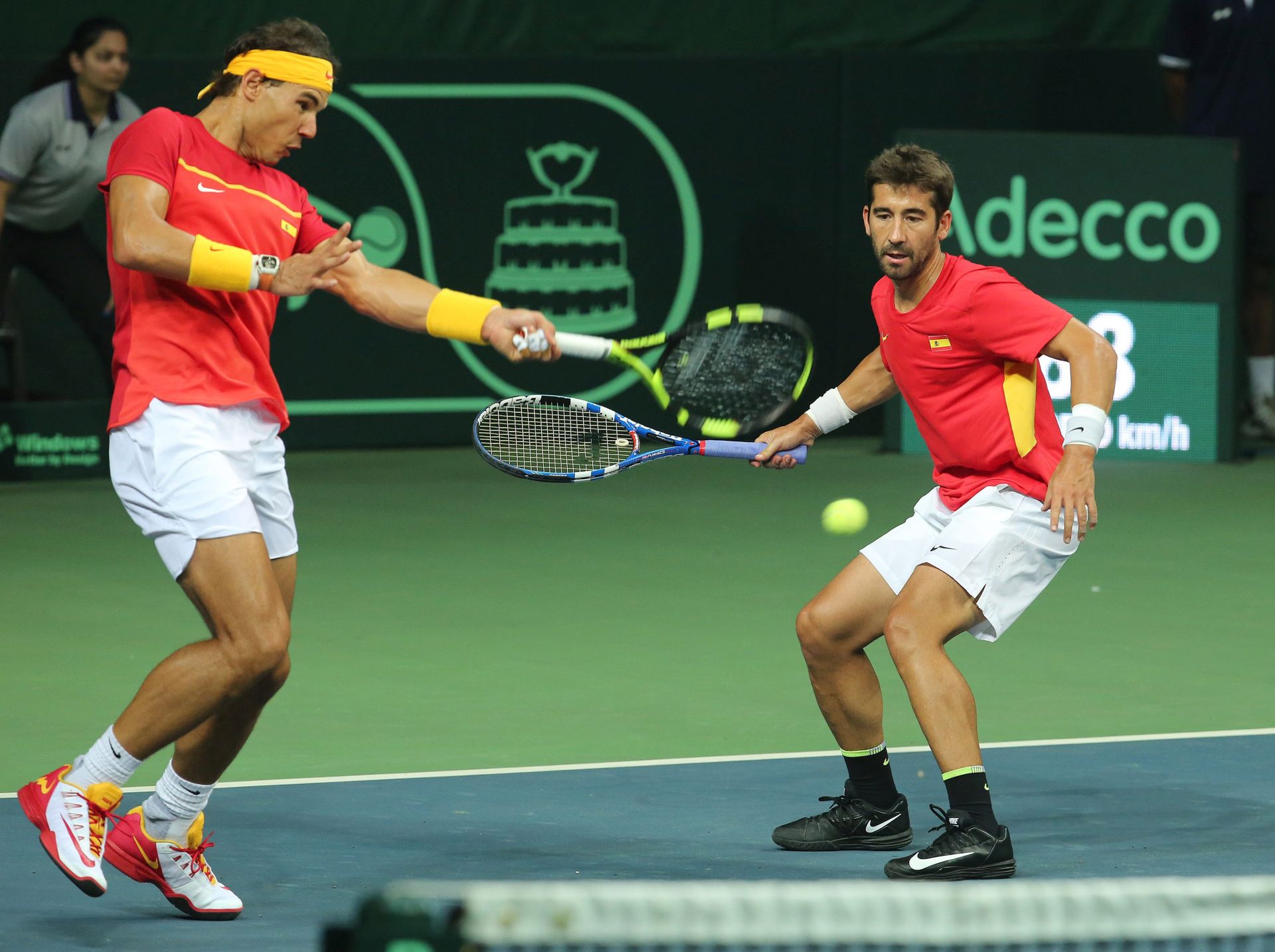 epa05544485 Spain's Marc Lopez (R) and Rafael Nadal in action against India's Saketh Myneni and Leander Paes during the doubles match for the Tennis Davis Cup World Group Play-Off tie between Spain and India, in New Delhi, India, 17 September 2016.  EPA/RAJAT GUPTA