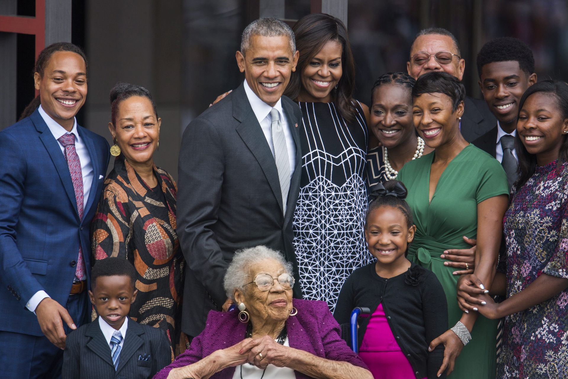 epa05554688 US President Barack Obama and First Lady Michelle Obama, pose with four generations of the Bonner family, who are descendants of slaves, after ringing the First Baptist Church Bell to officially open the Smithsonian's National Museum of African American History and Culture in Washington, DC, USA, 24 September 2016. The opening ceremonies of the 400,000-square-foot museum attracted thousands of attendees.  EPA/JIM LO SCALZO
