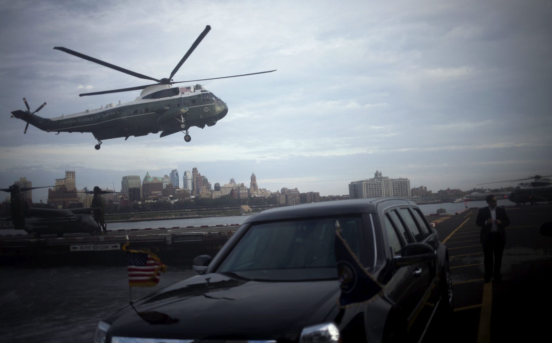 epa05547023 US President Barack Obama arrives in Marine One ahead of the General Assembly at the United Nations (UN) headquarters in New York, New York, USA, 18 September 2016. Obama will address the 71st UN General Assembly Tuesday in his last major appearance at the gathering of world leaders.  EPA/JOHN TAGGART / BLOOMBERG / POOL