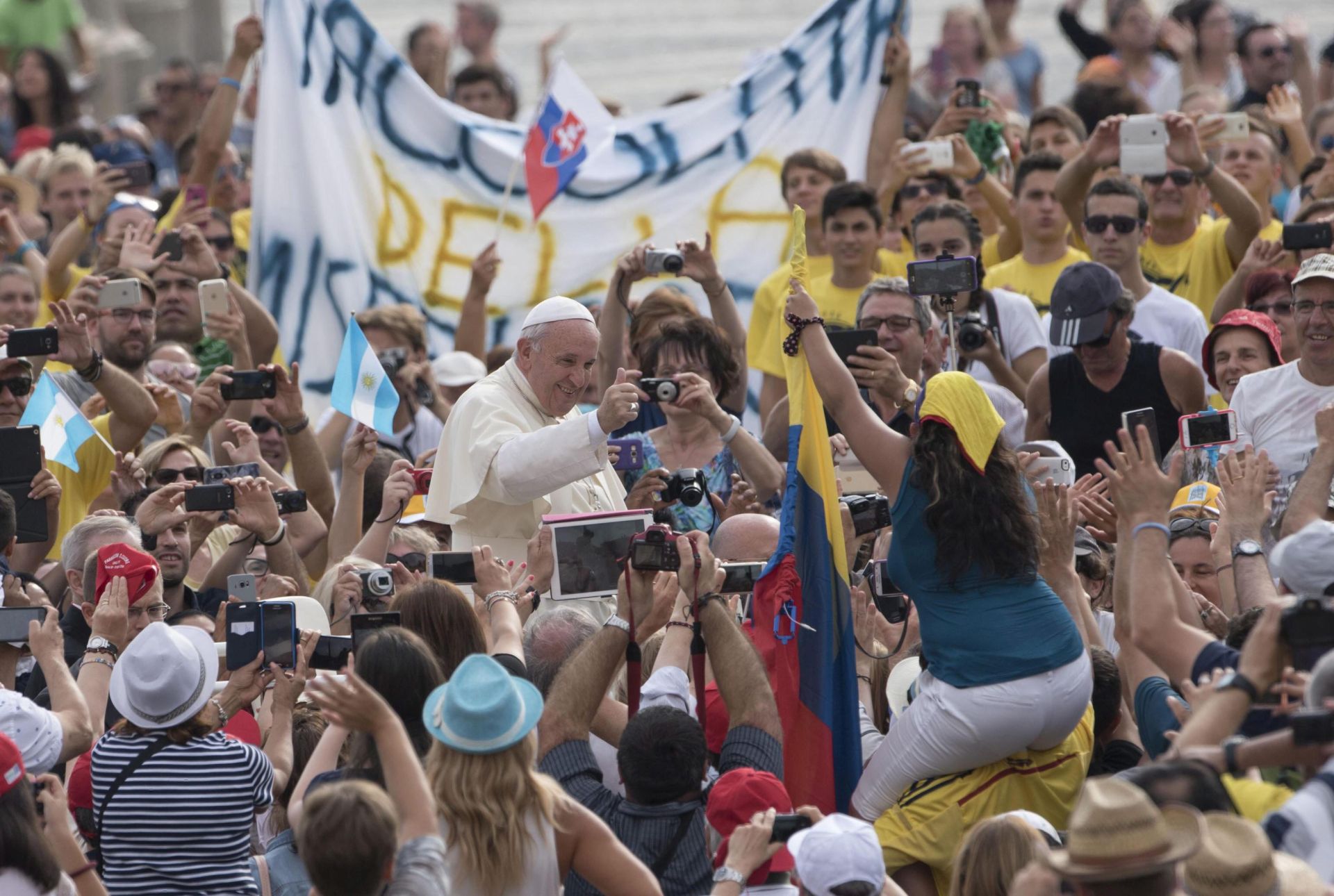 epa05516376 Pope Francis surrounded by a sea of welcoming pilgrims and tourist as he arrives for his weekly general audience in St. Peter's Square, Vatican City, 31 August 2016.  EPA/Giorgio Onorati