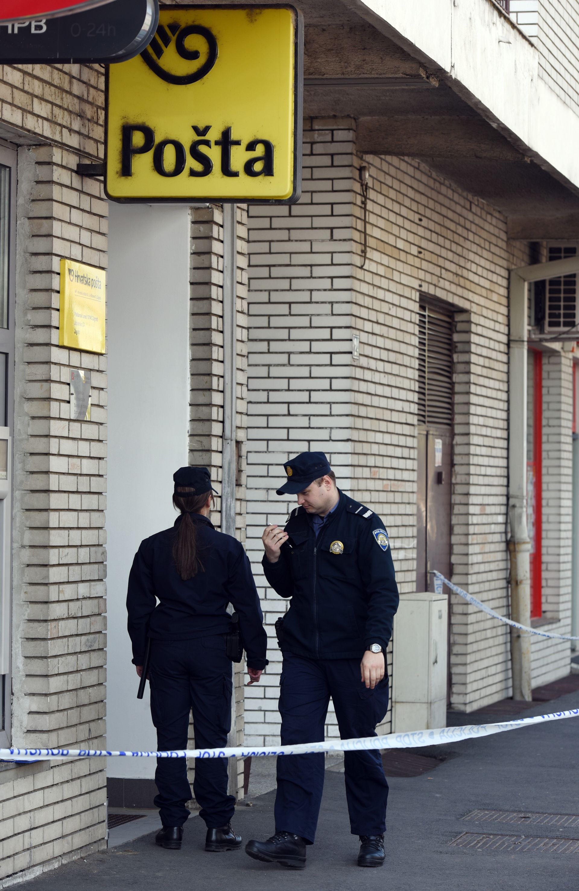 07.04.2016., Zagreb - Policijski ocevid u opljackanoj posti u Jablanskoj ulici u naselju Rudes. 
Photo: Davor Visnjic/PIXSELL
