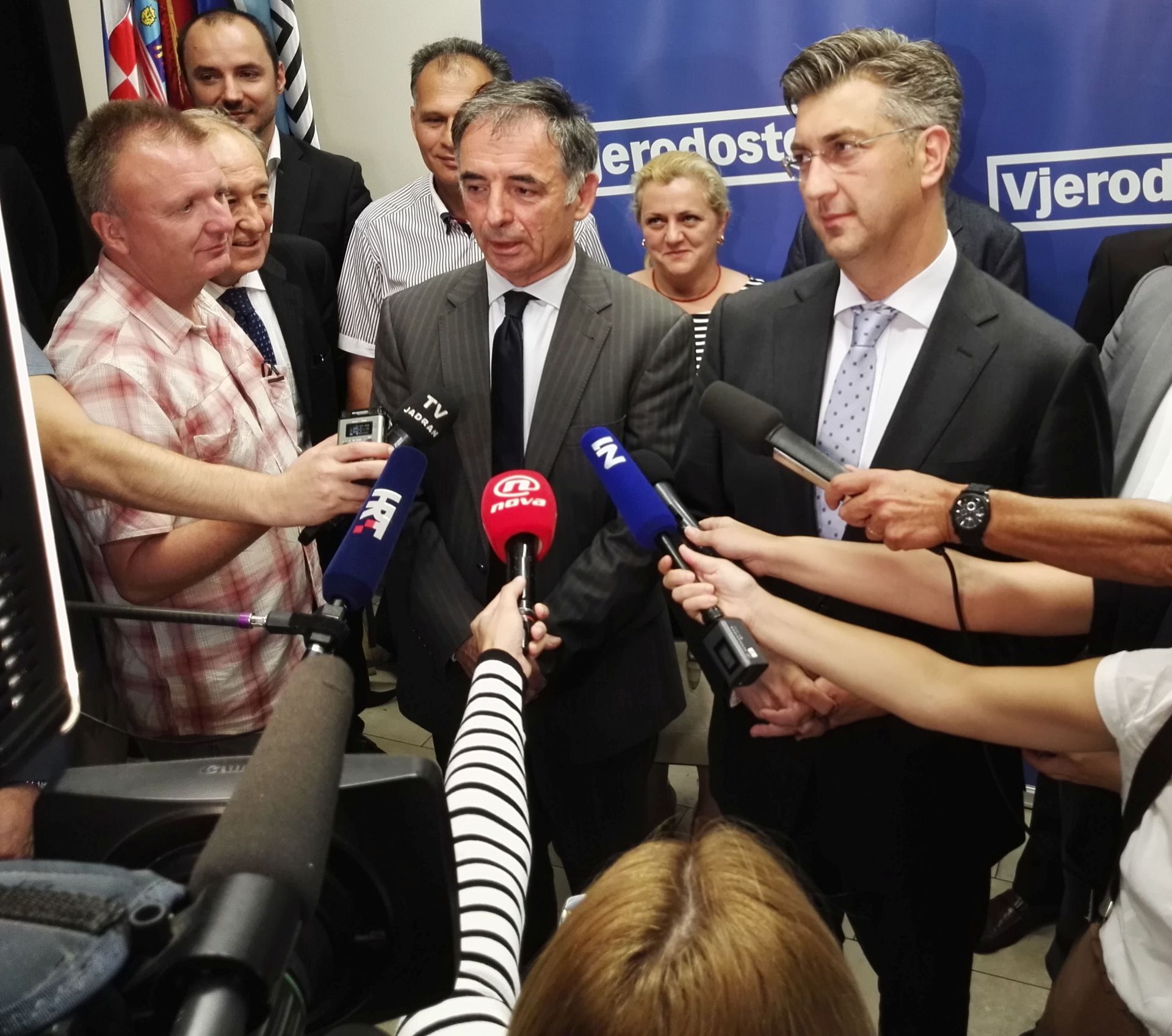 PUPOVAC: ZDS-u oduzeti pravo građanstva; S Vučićem regularne konzultacije